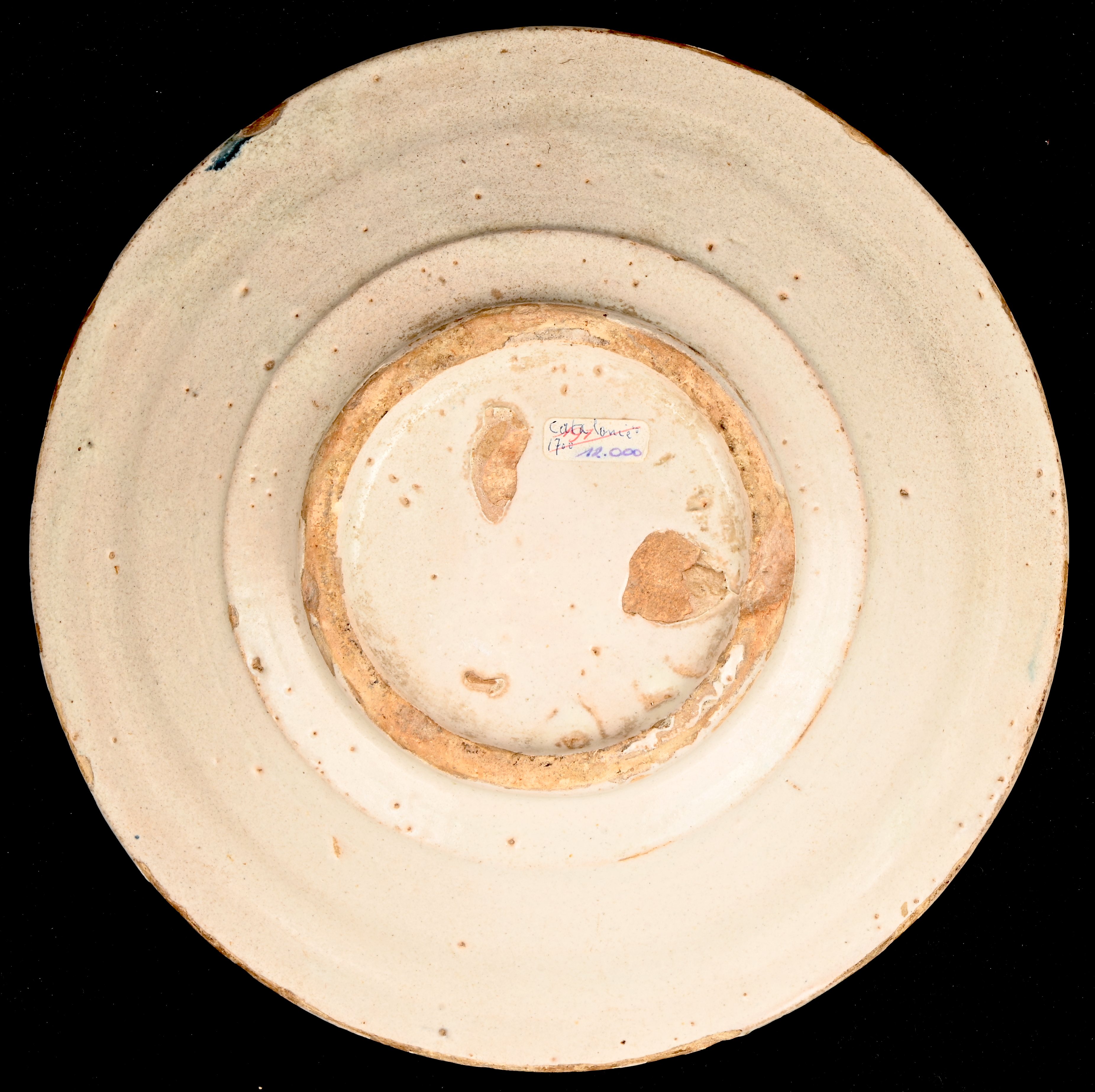 Een 18e eeuws Catalaans schaaltje van blauw-wit geglazuurd aardewerk Een 18e eeuws Catalaans schaaltje van blauw-wit geglazuurd aardewerk.