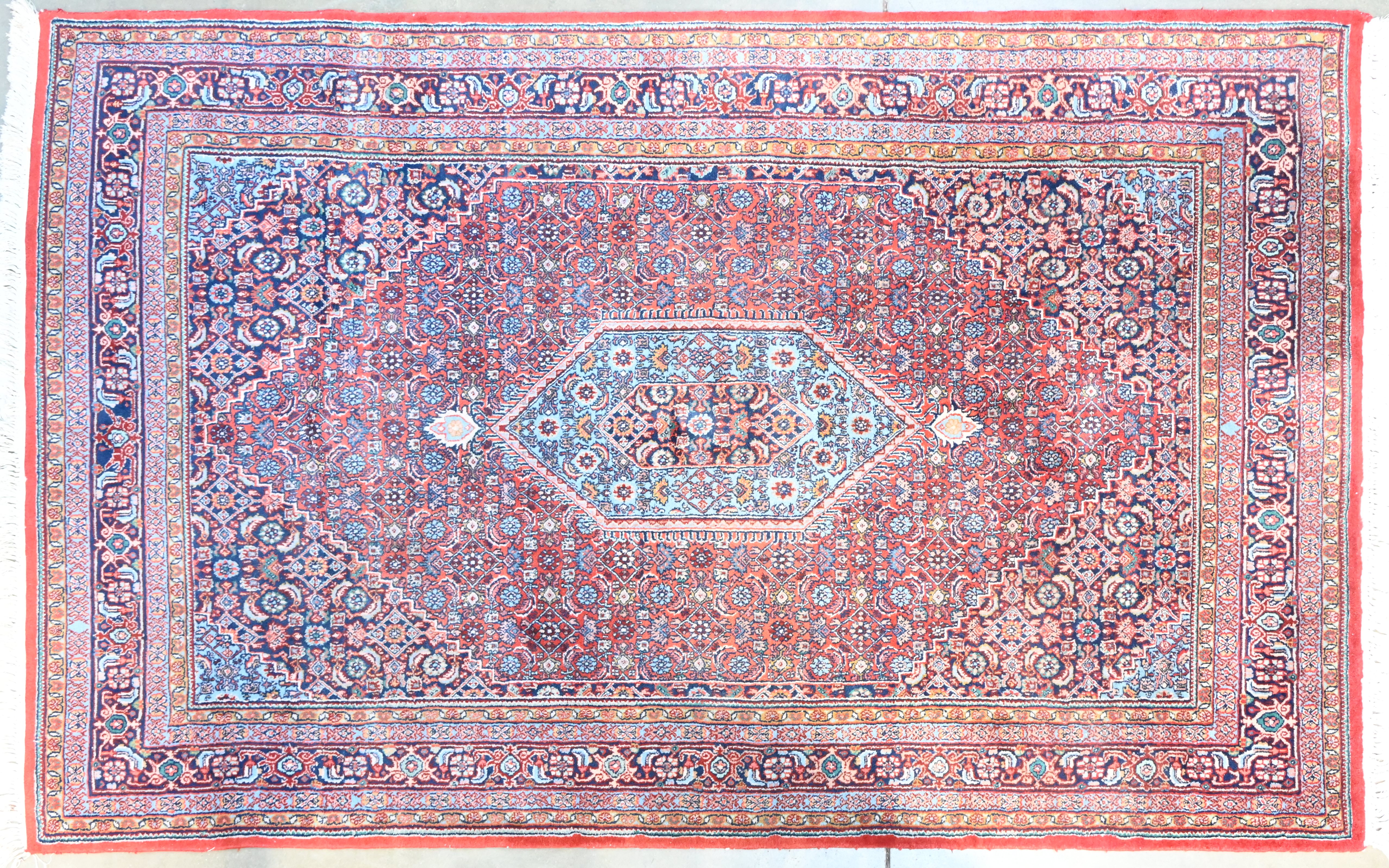 Een handgeknoopt wollen Bidjar tapijt Een handgeknoopt wollen Bidjar tapijt.