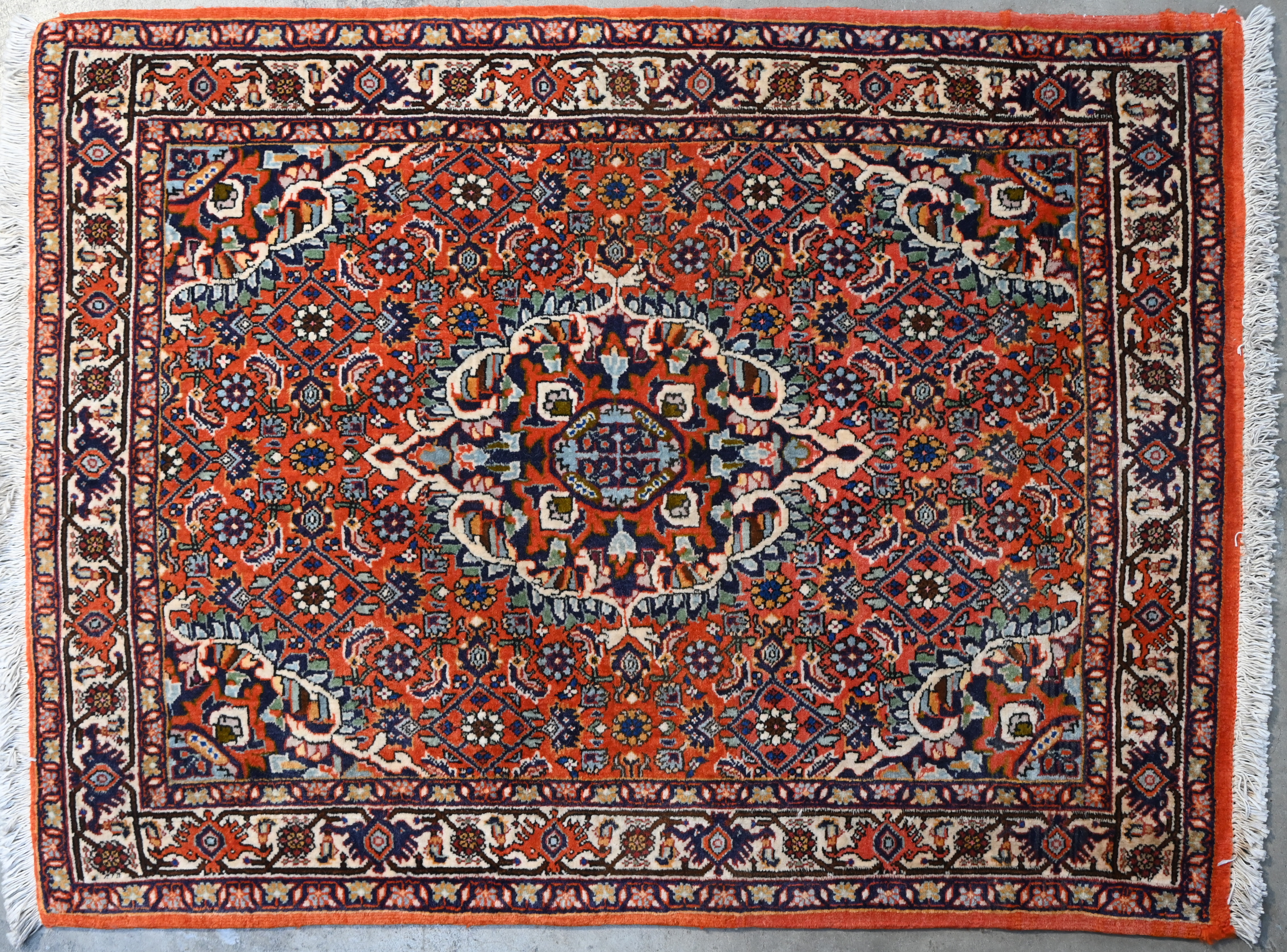 Een wollen karpet versierd met een centraal medaillon. Handgeknoopt Een wollen karpet versierd met een centraal medaillon. Handgeknoopt.