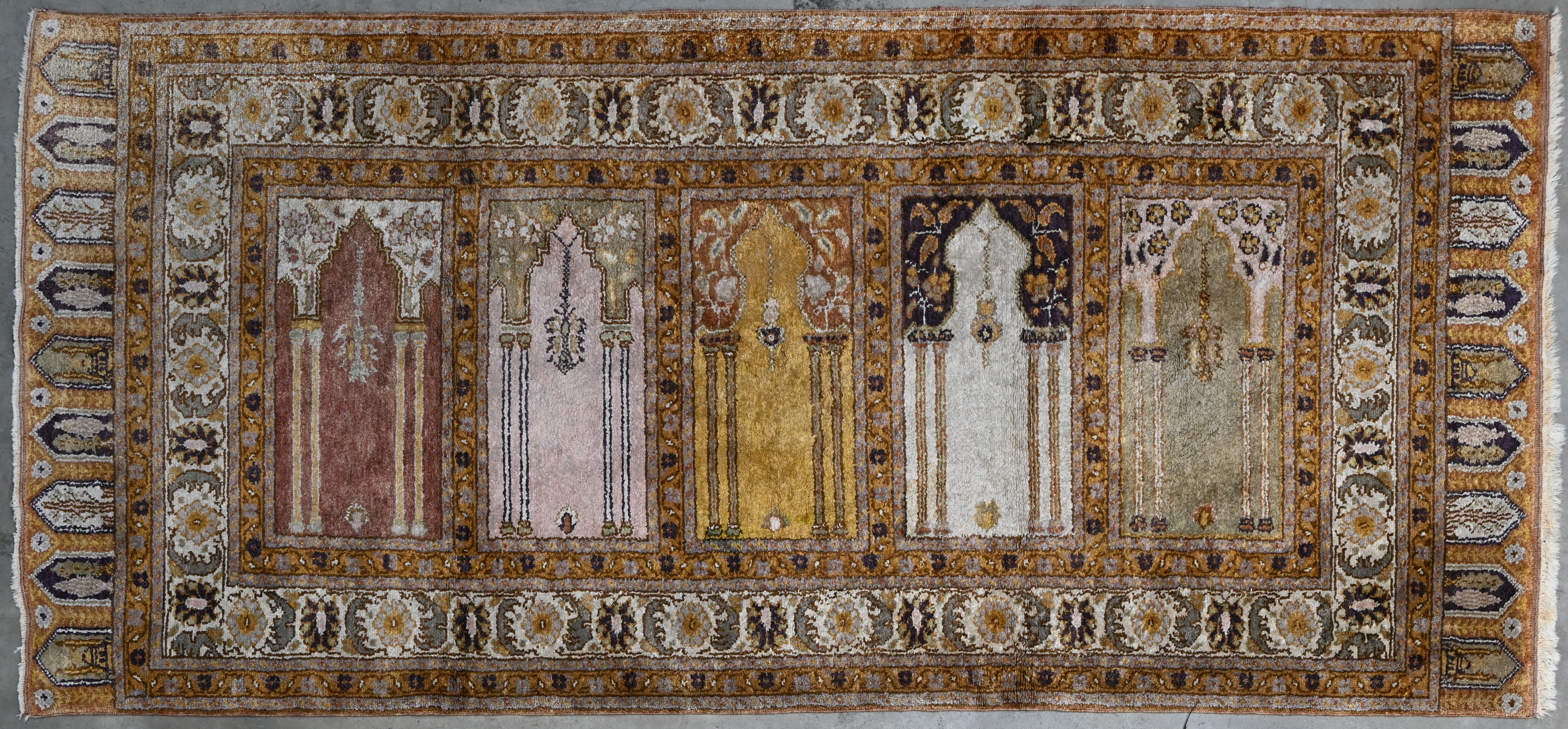 Een Anatolische wollen Saf-loper versierd met vijf mirhabs Een Anatolische wollen Saf-loper versierd met vijf mirhabs.