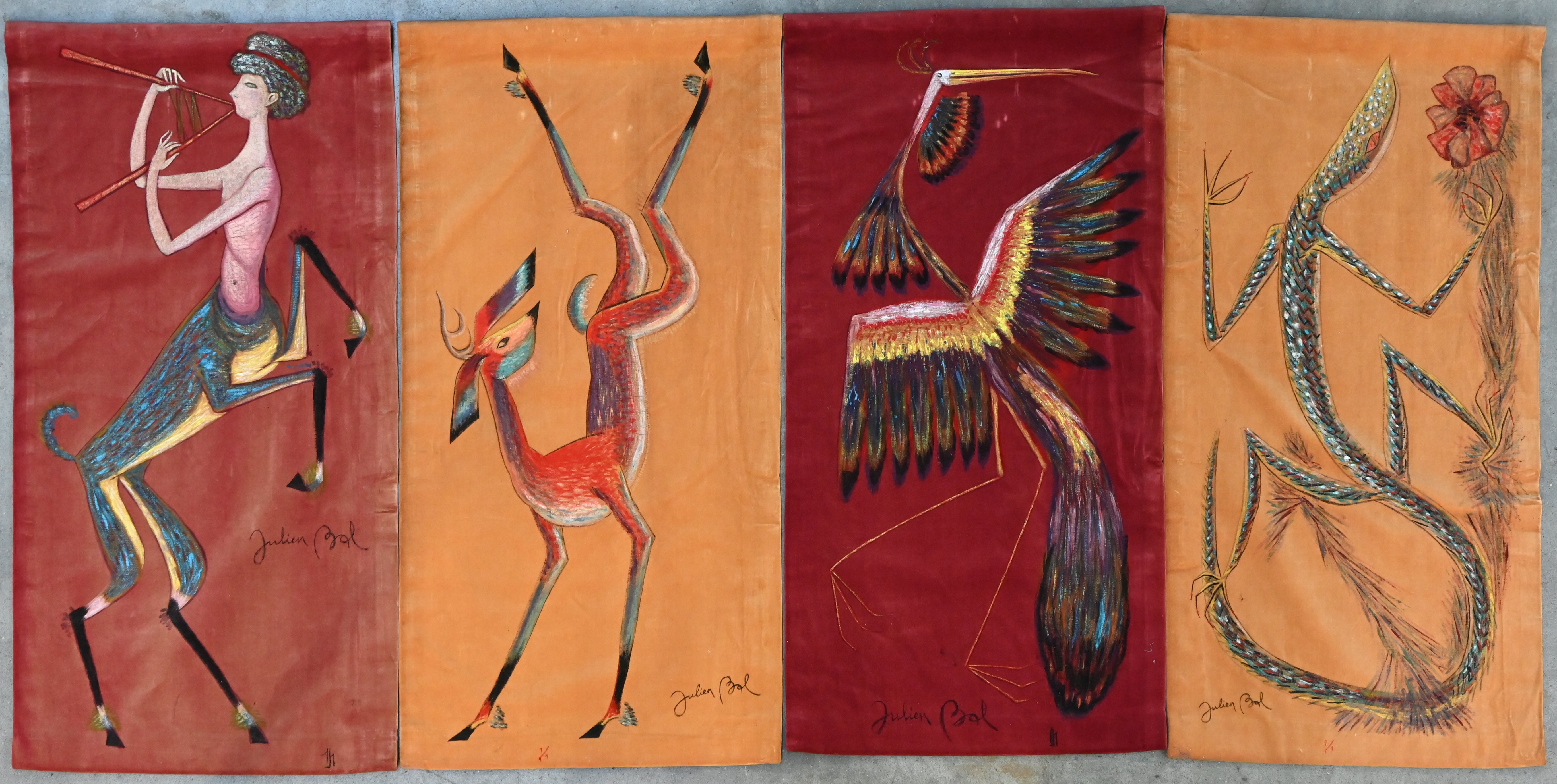 Een lot van 4 beschilderde wandtapijten met verschillende dieren gedecoreerd, gesigneerd Julien Bal Een lot van 4 beschilderde wandtapijten met verschillende dieren gedecoreerd, gesigneerd Julien Bal.