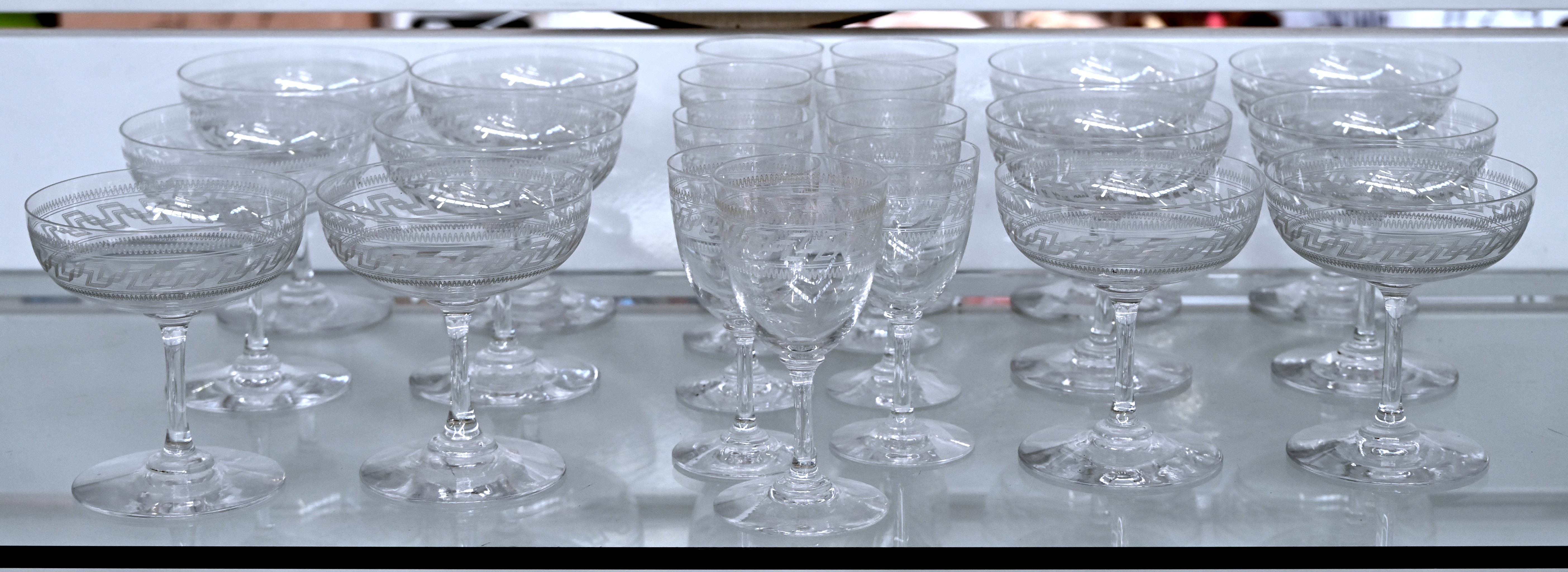 Champagnecoupes en portoglaasjes van geslepen kristal Champagnecoupes en portoglaasjes van geslepen kristal.