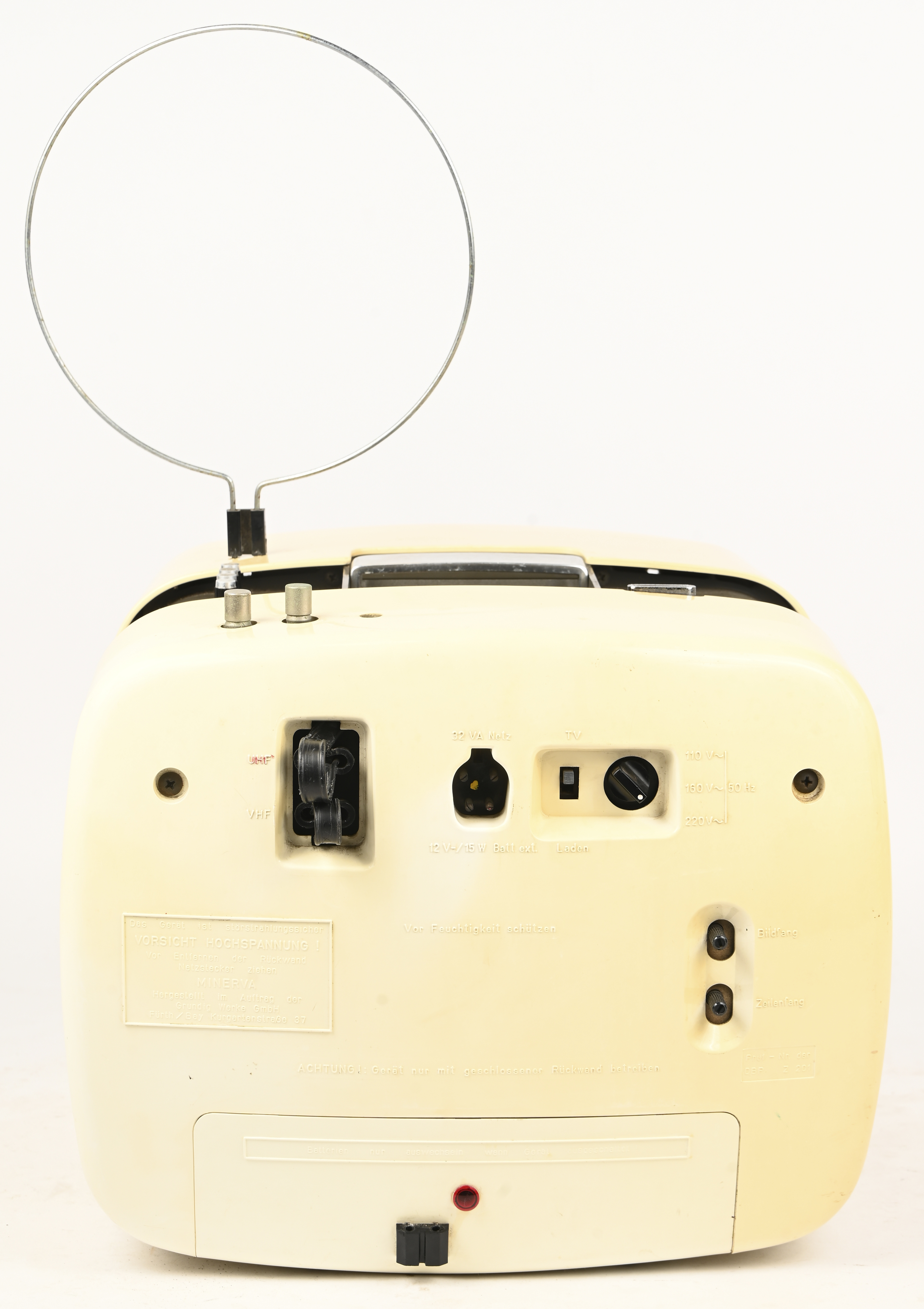 ‘Ikaro’, een draagbaar vintage televisietoestel door Minerva. Kabel is manco ‘Ikaro’, een draagbaar vintage televisietoestel door Minerva. Kabel is manco.