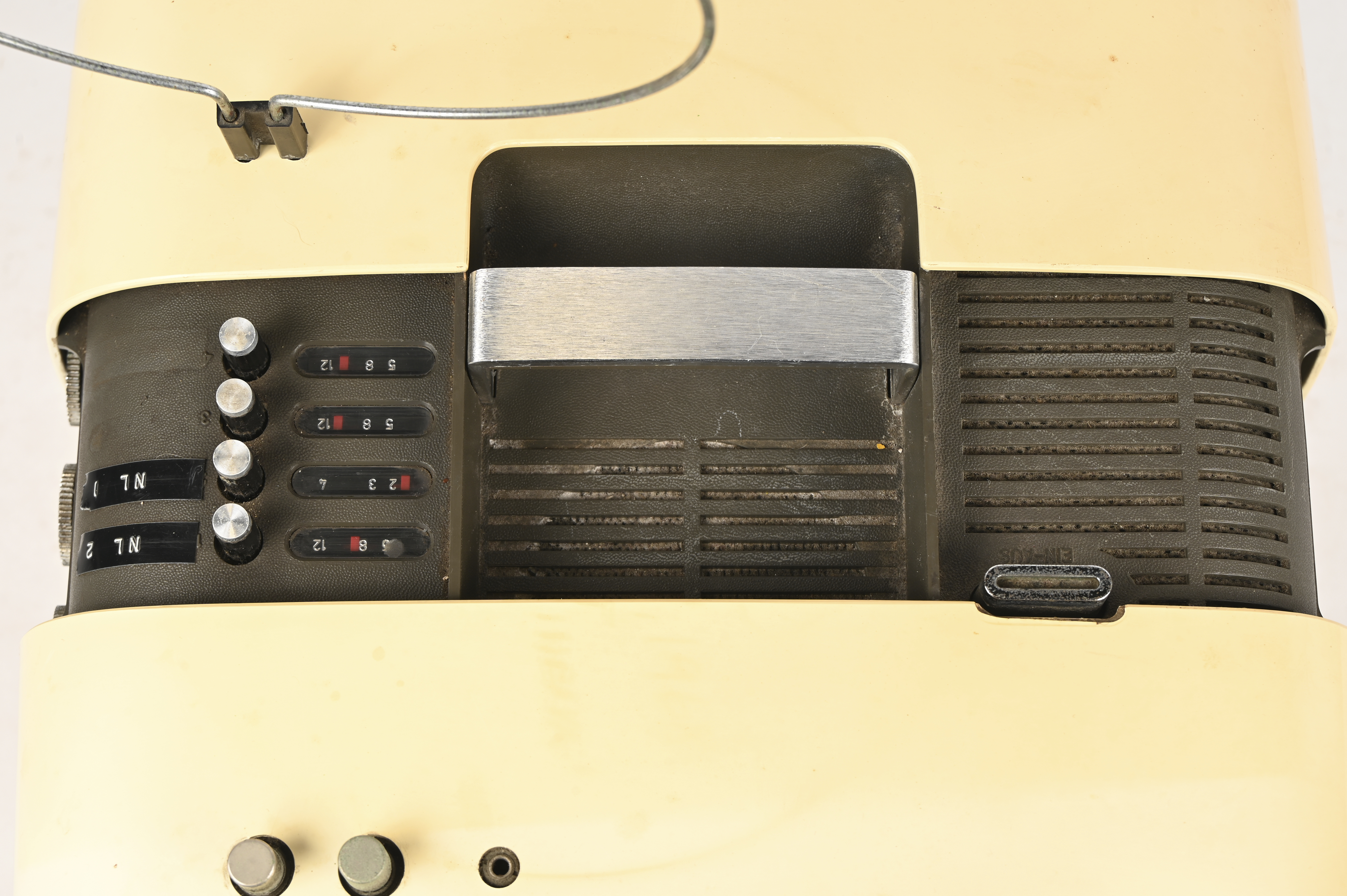 ‘Ikaro’, een draagbaar vintage televisietoestel door Minerva. Kabel is manco ‘Ikaro’, een draagbaar vintage televisietoestel door Minerva. Kabel is manco.