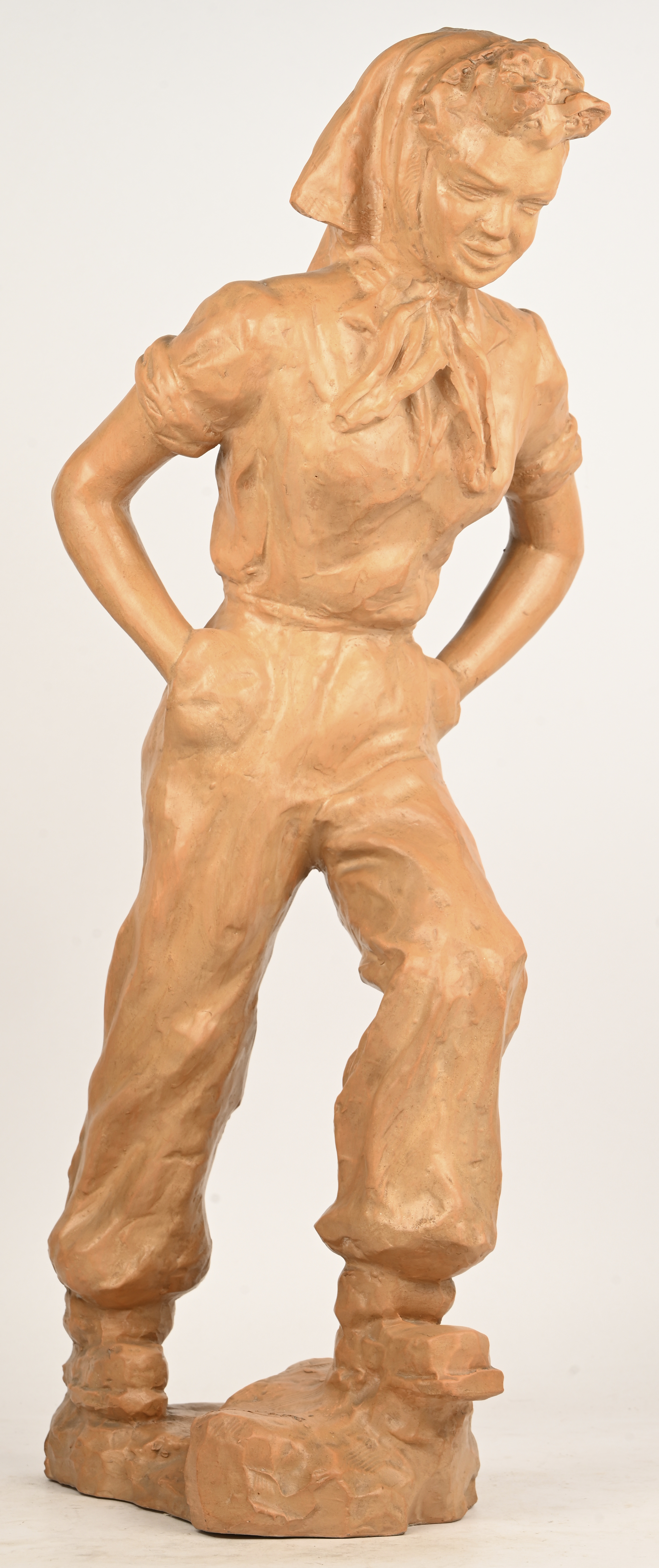 ‘De wandelaarster’, een terra cotta beeld getekend Sersté ‘De wandelaarster’, een terra cotta beeld getekend Sersté.