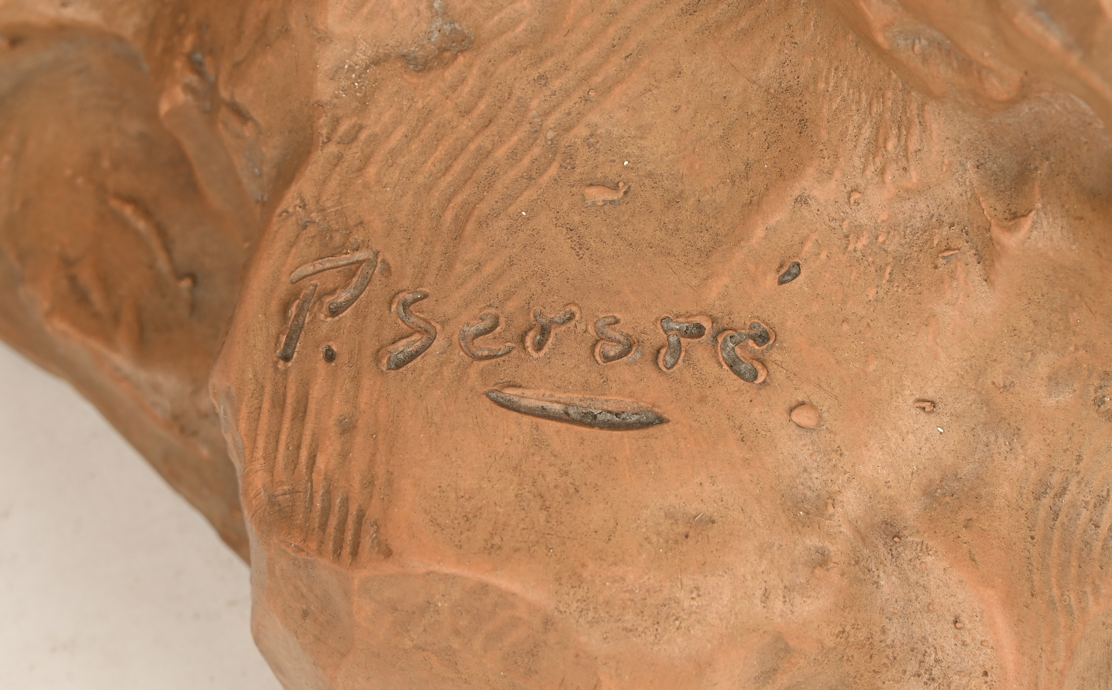 ‘De wandelaarster’, een terra cotta beeld getekend Sersté ‘De wandelaarster’, een terra cotta beeld getekend Sersté.