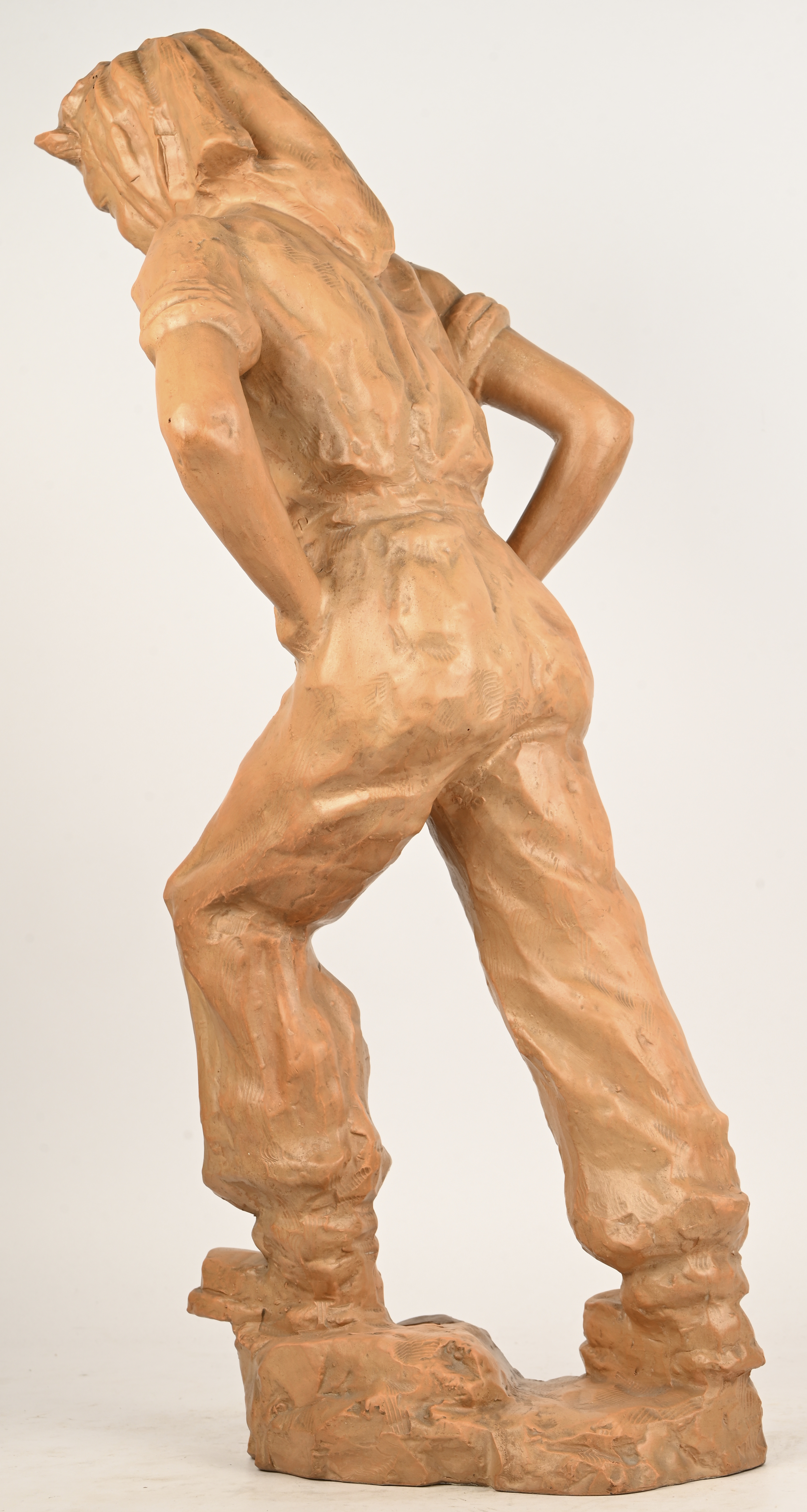 ‘De wandelaarster’, een terra cotta beeld getekend Sersté ‘De wandelaarster’, een terra cotta beeld getekend Sersté.