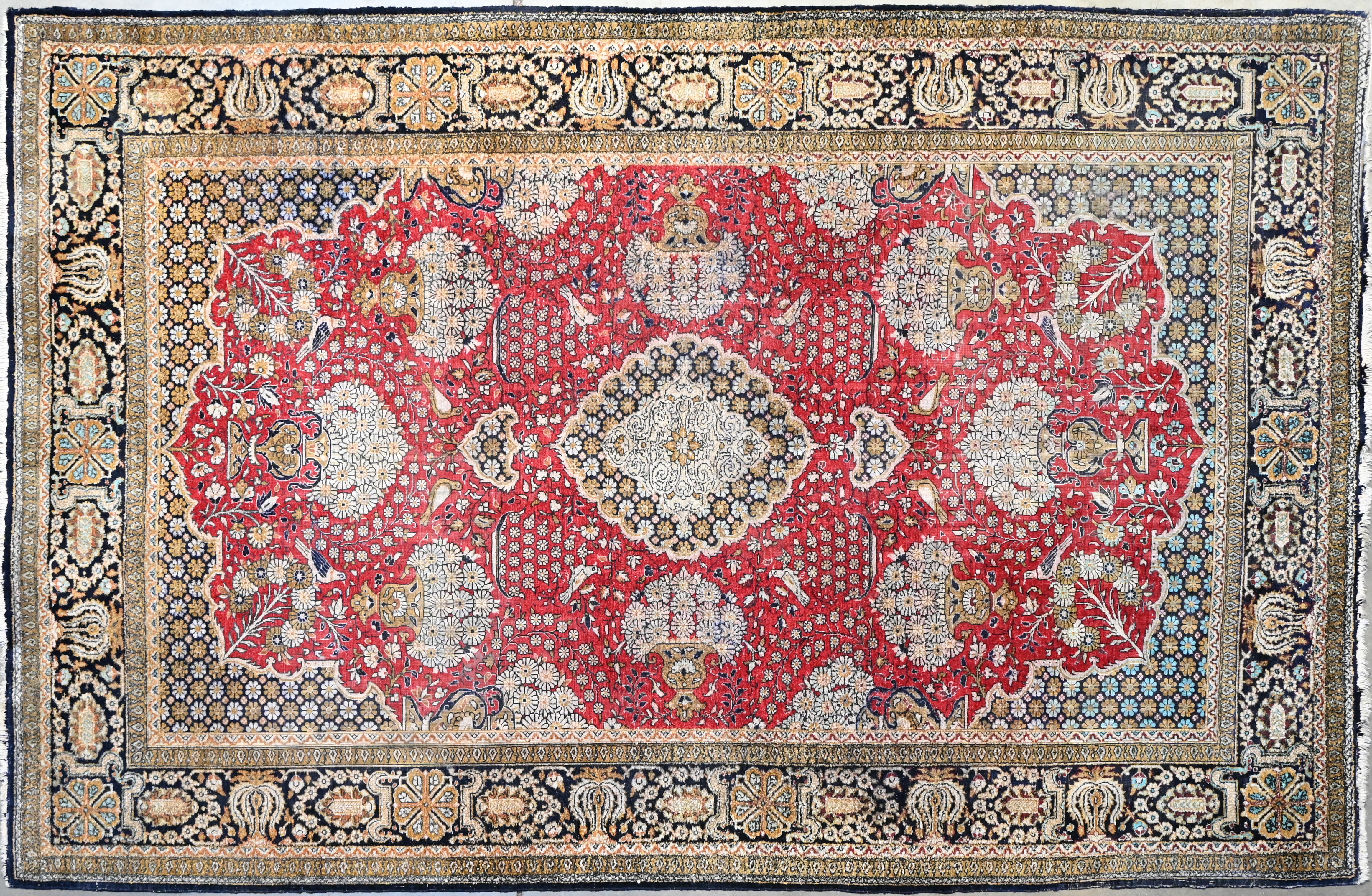 Een handgeknoopt tapijt, wol en zijde Een handgeknoopt tapijt, wol en zijde.