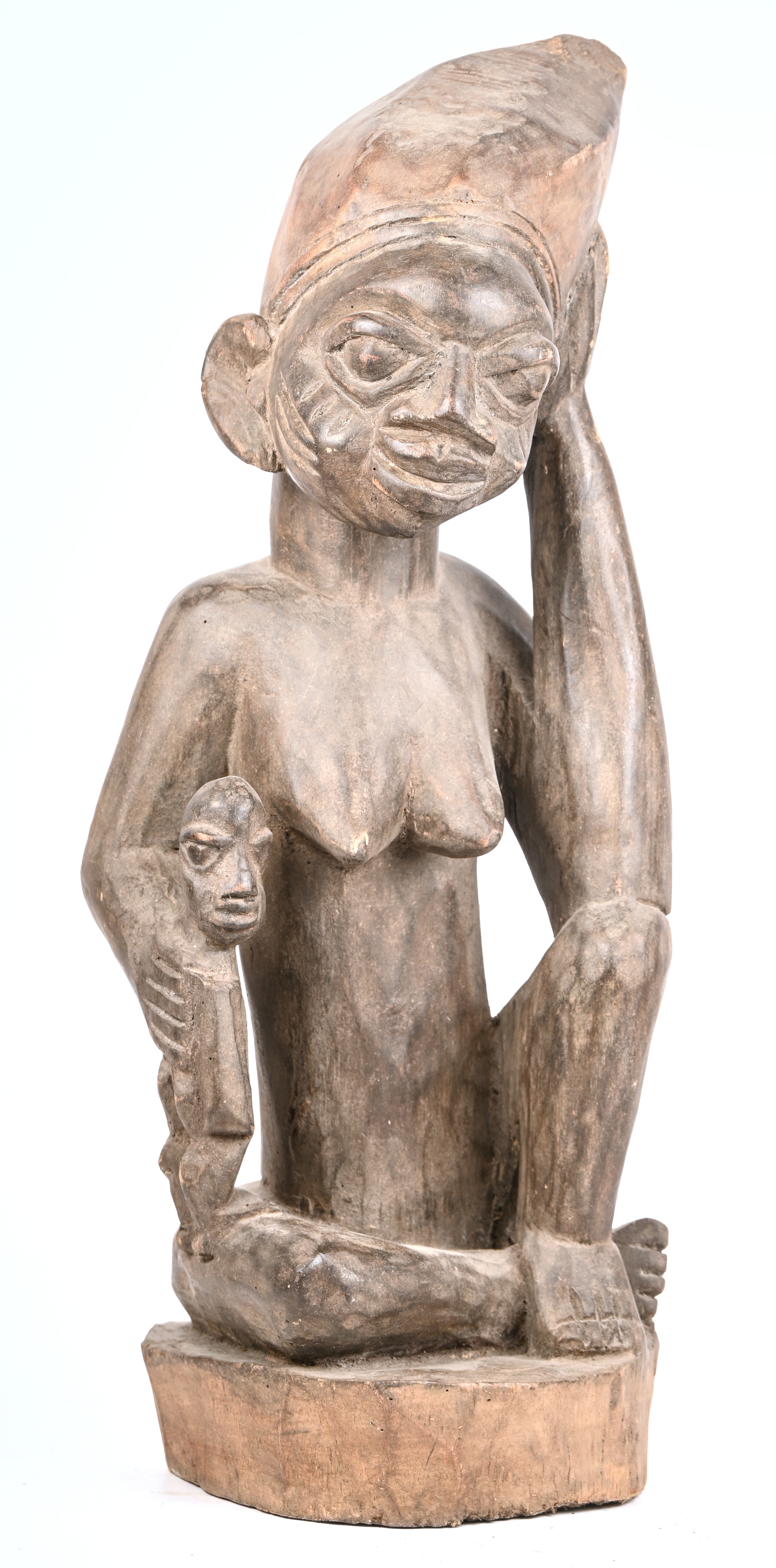 Een voorouderbeeld van gebeeldhouwd hout van een zittende man Een voorouderbeeld van gebeeldhouwd hout van een zittende man.