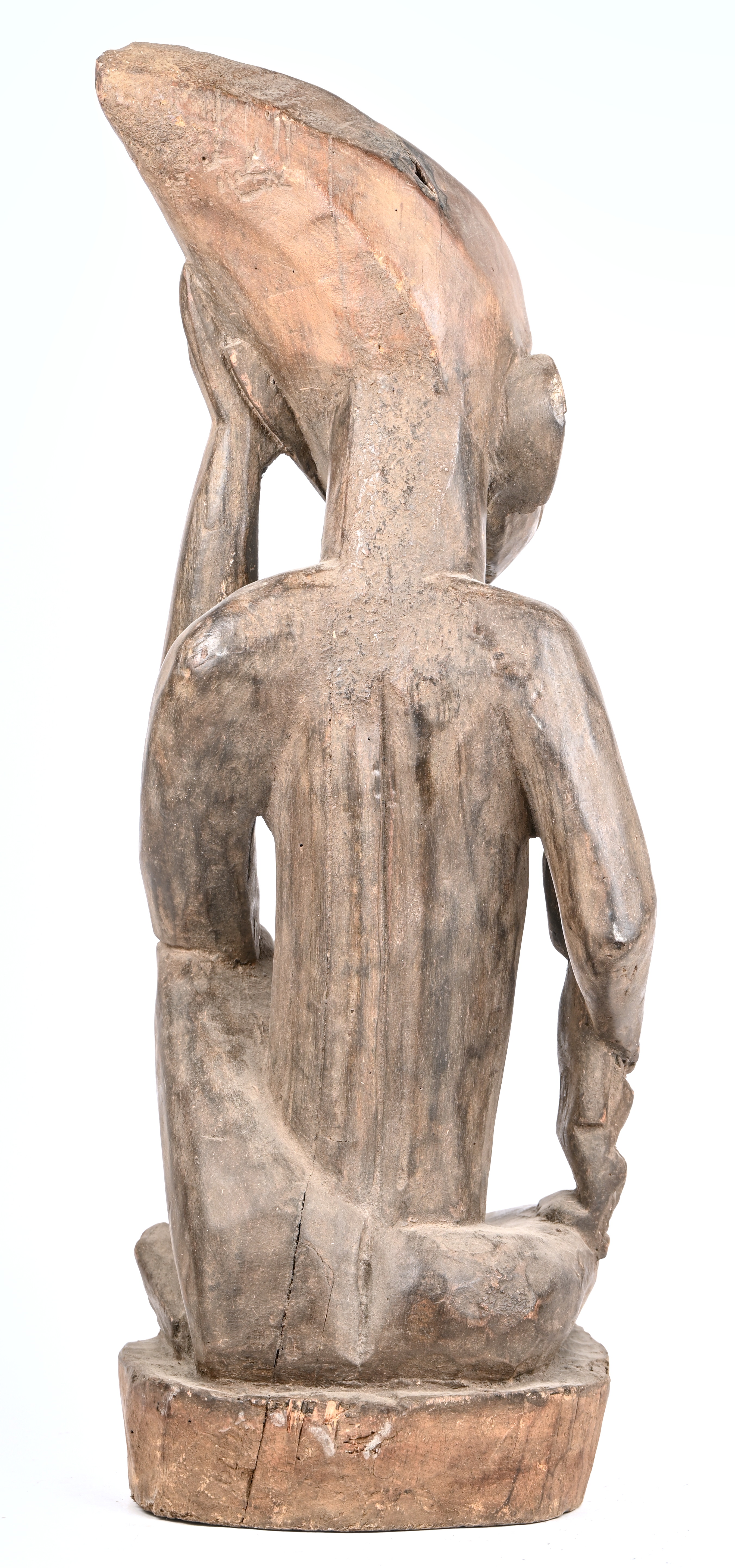 Een voorouderbeeld van gebeeldhouwd hout van een zittende man Een voorouderbeeld van gebeeldhouwd hout van een zittende man.