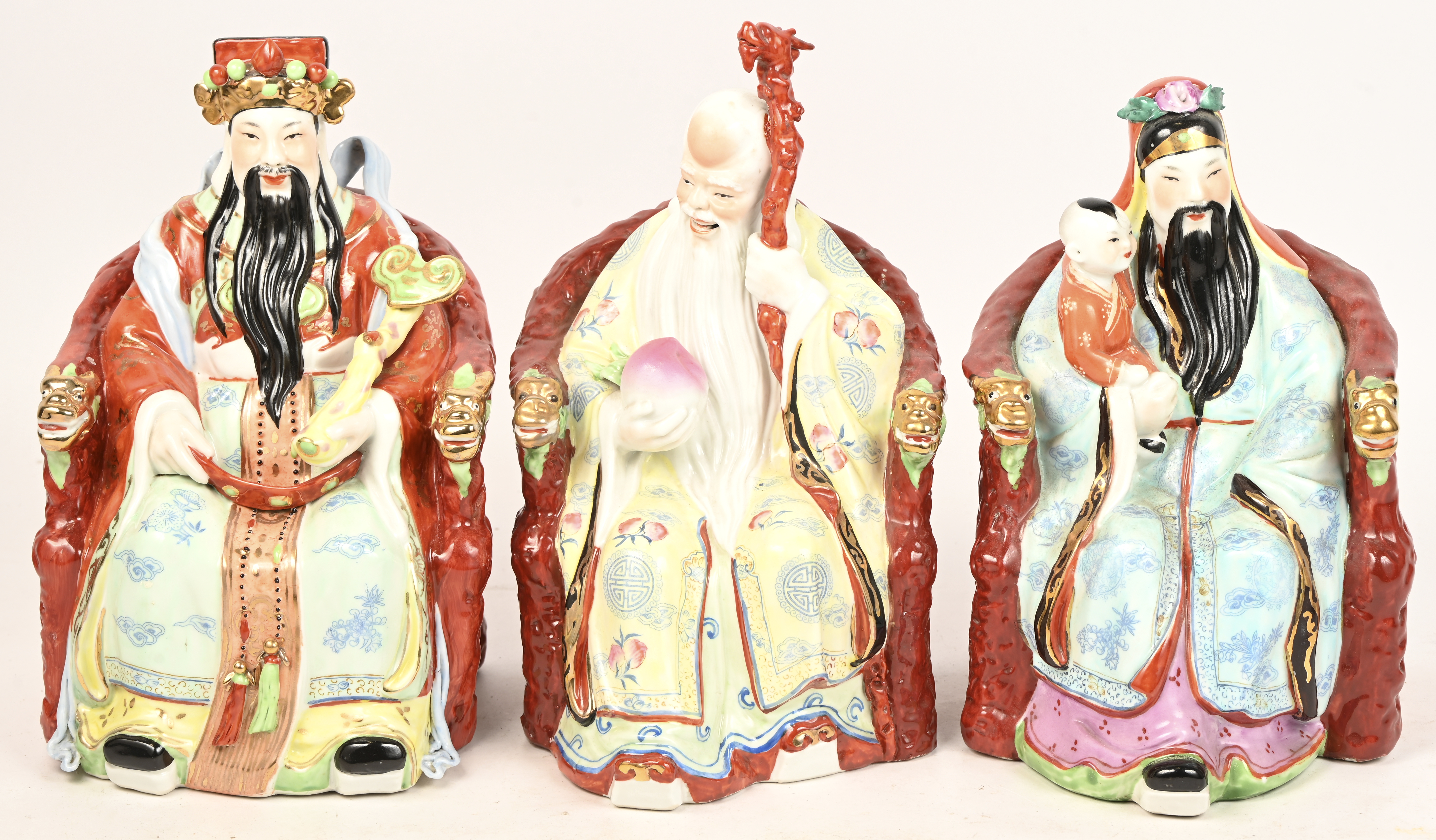 Een set van 3 Chinese porseleinen geluksgoden Een set van 3 Chinese porseleinen geluksgoden.