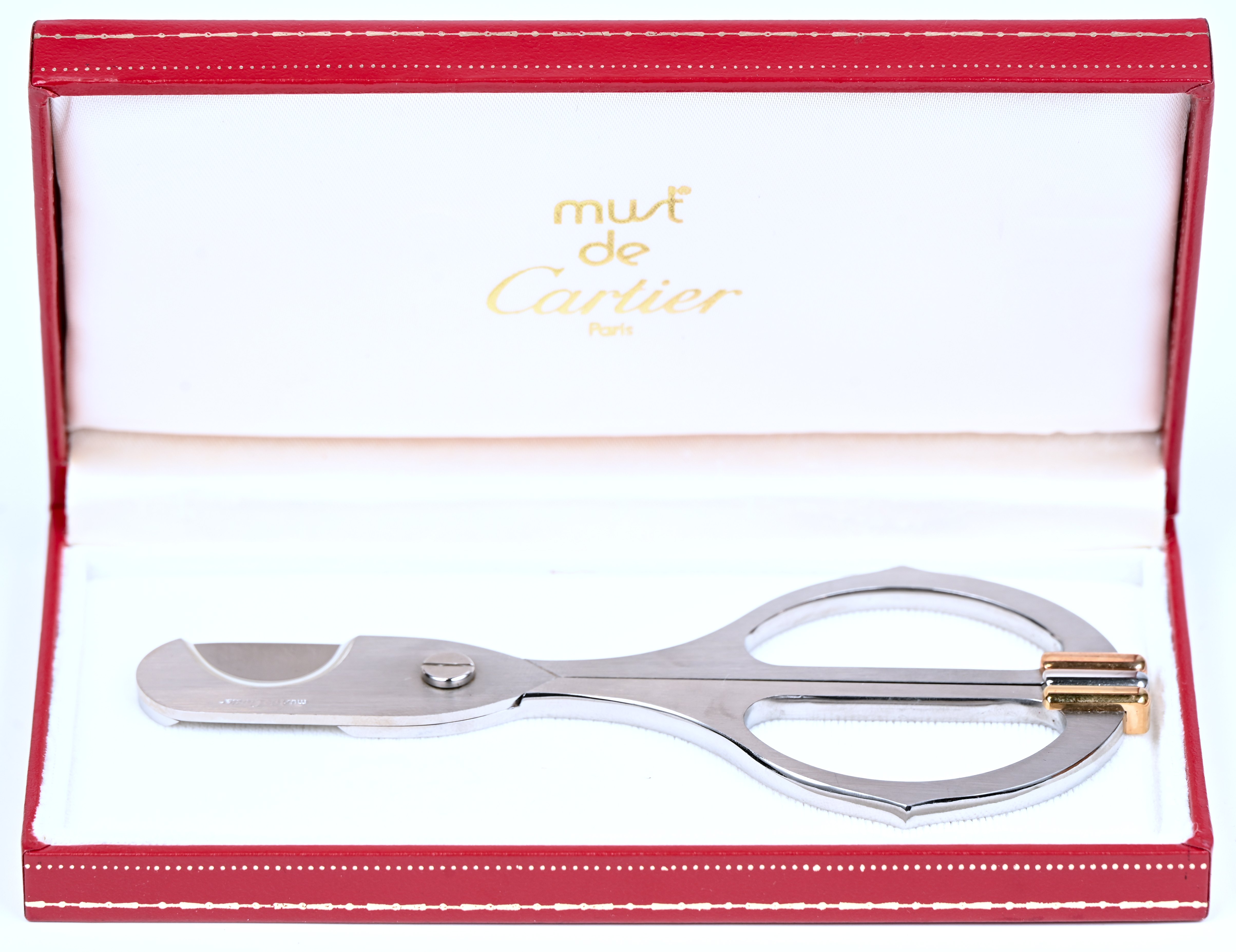 Een verzilverd metalen en vergulde sigarenknijper. In originele doos Een verzilverd metalen en vergulde sigarenknijper. In originele doos.