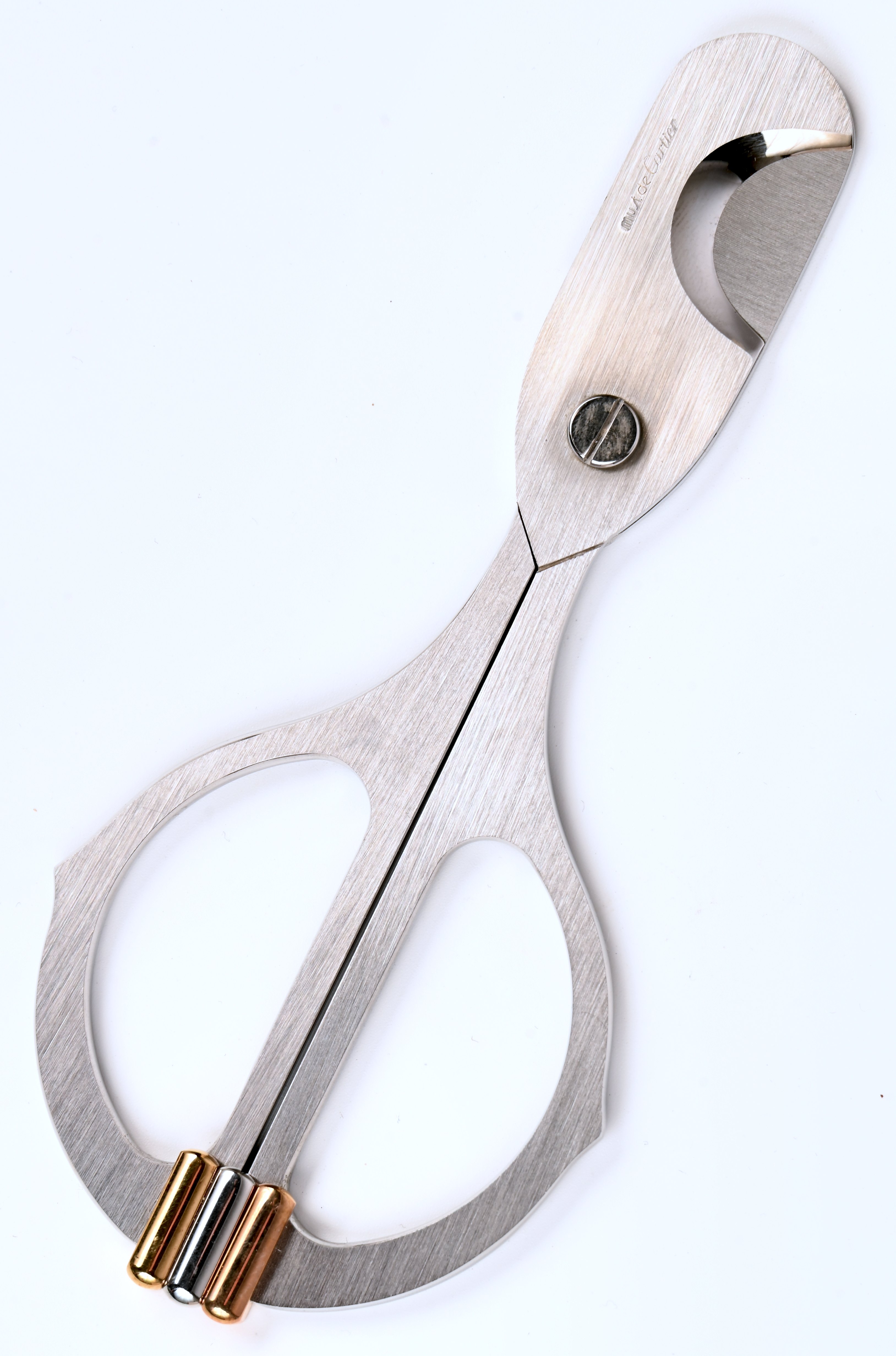 Een verzilverd metalen en vergulde sigarenknijper. In originele doos Een verzilverd metalen en vergulde sigarenknijper. In originele doos.