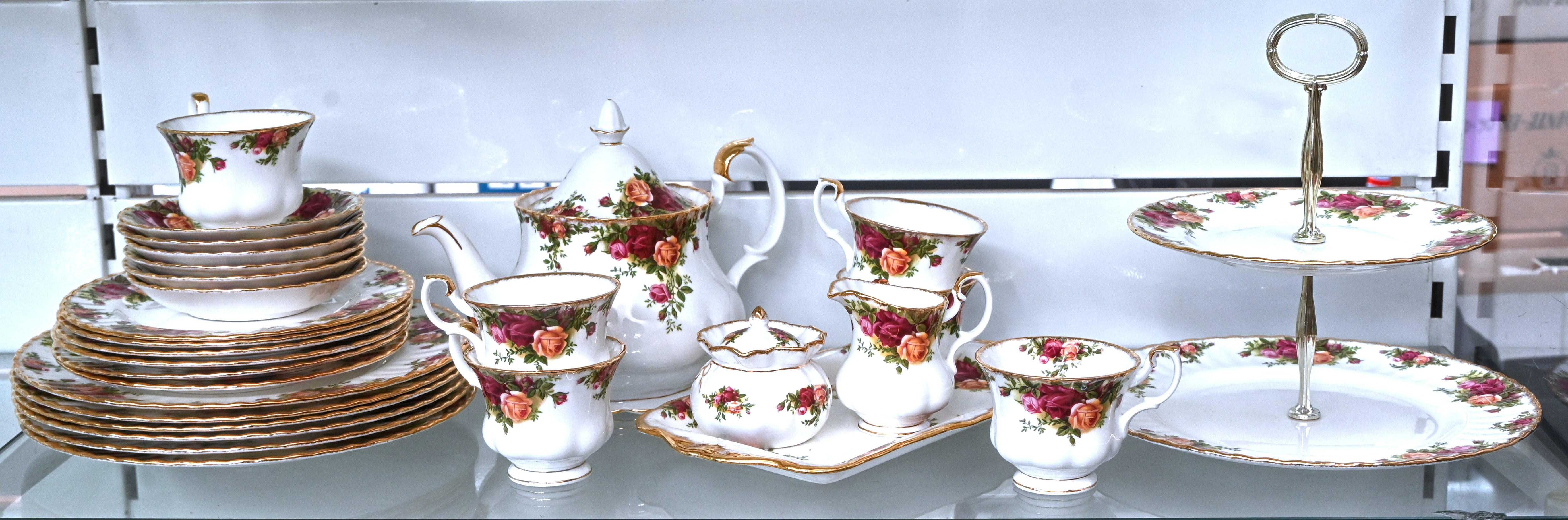 Een porseleinen dessertservies, 29 delig, met rozen gedecoreerd, bestaande uit 6 grote borden, 6 dessertborden, 6 tassen, 6 ondertassen, 1 schaaltje, 1 koffiepot, 1 melkkannetje, 1 suikerpot en 1 koekjesschaal met 2 etages Een porseleinen dessertservies, 29 delig, met rozen gedecoreerd, bestaande uit 6 grote borden, 6 dessertborden, 6 tassen, 6 ondertassen, 1 schaaltje, 1 koffiepot, 1 melkkannetje, 1 suikerpot en 1 koekjesschaal met 2 etages.