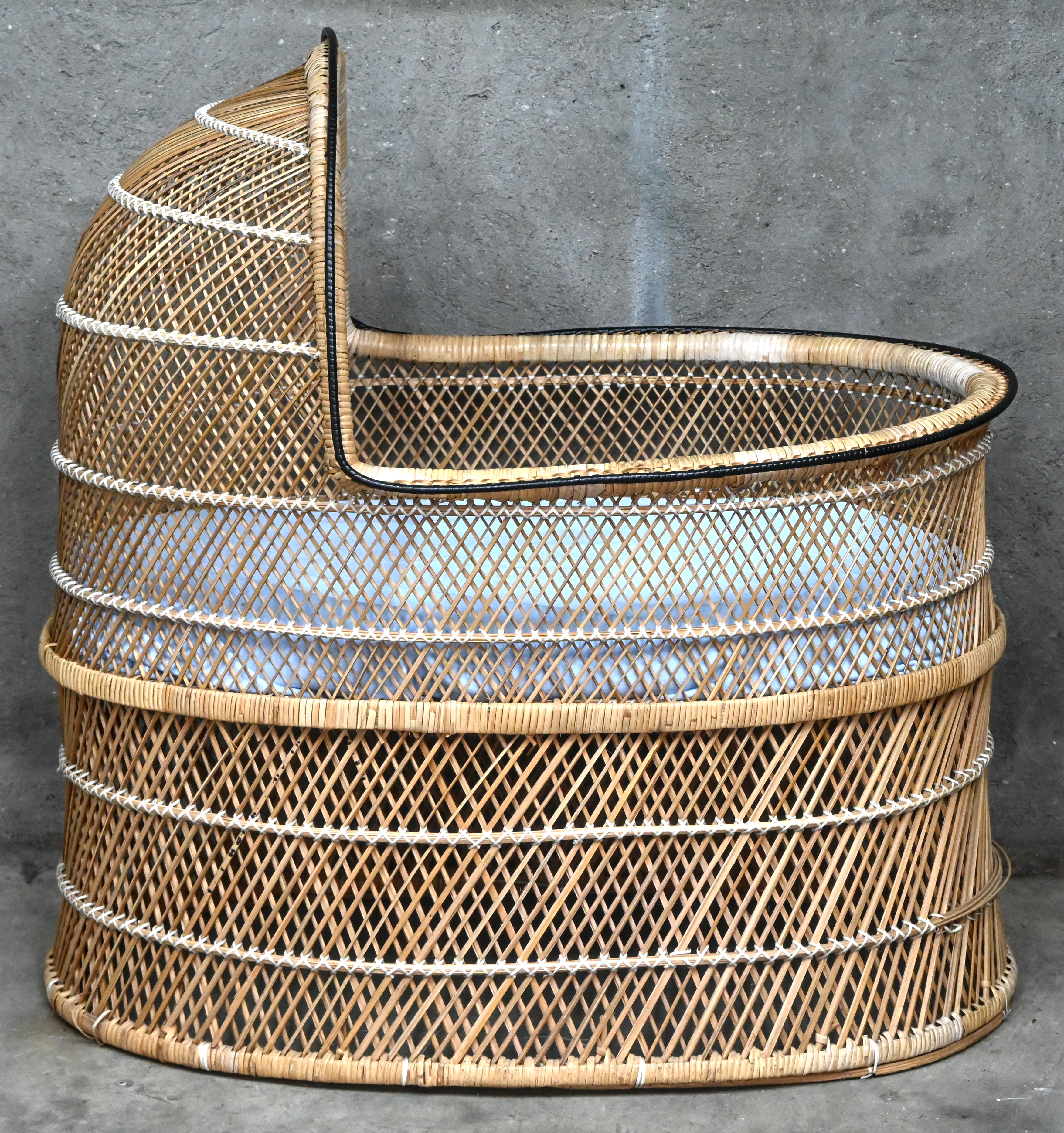 Een vintage gevlochten wieg, aangekocht in 1972 Een vintage gevlochten wieg, aangekocht in 1972.