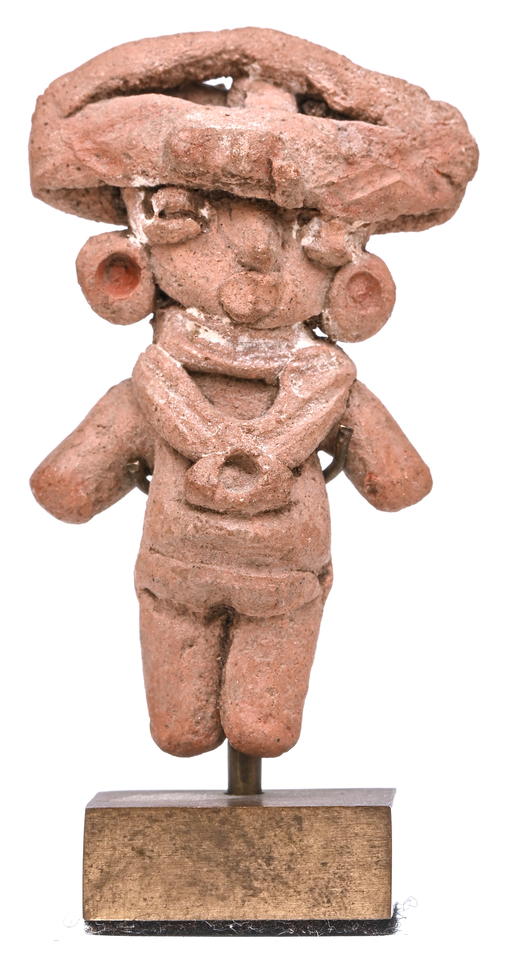 Een precolumbiaans beeldje van een staand figuur met een ceremoniële hoofdtooi. Met resten van polychrome beschildering. Chupicuaro, Mexico. In 1975 aangekocht bij Galerie Mermoz, Parijs Een precolumbiaans beeldje van een staand figuur met een ceremoniële hoofdtooi. Met resten van polychrome beschildering. Chupicuaro, Mexico. In 1975 aangekocht bij Galerie Mermoz, Parijs.