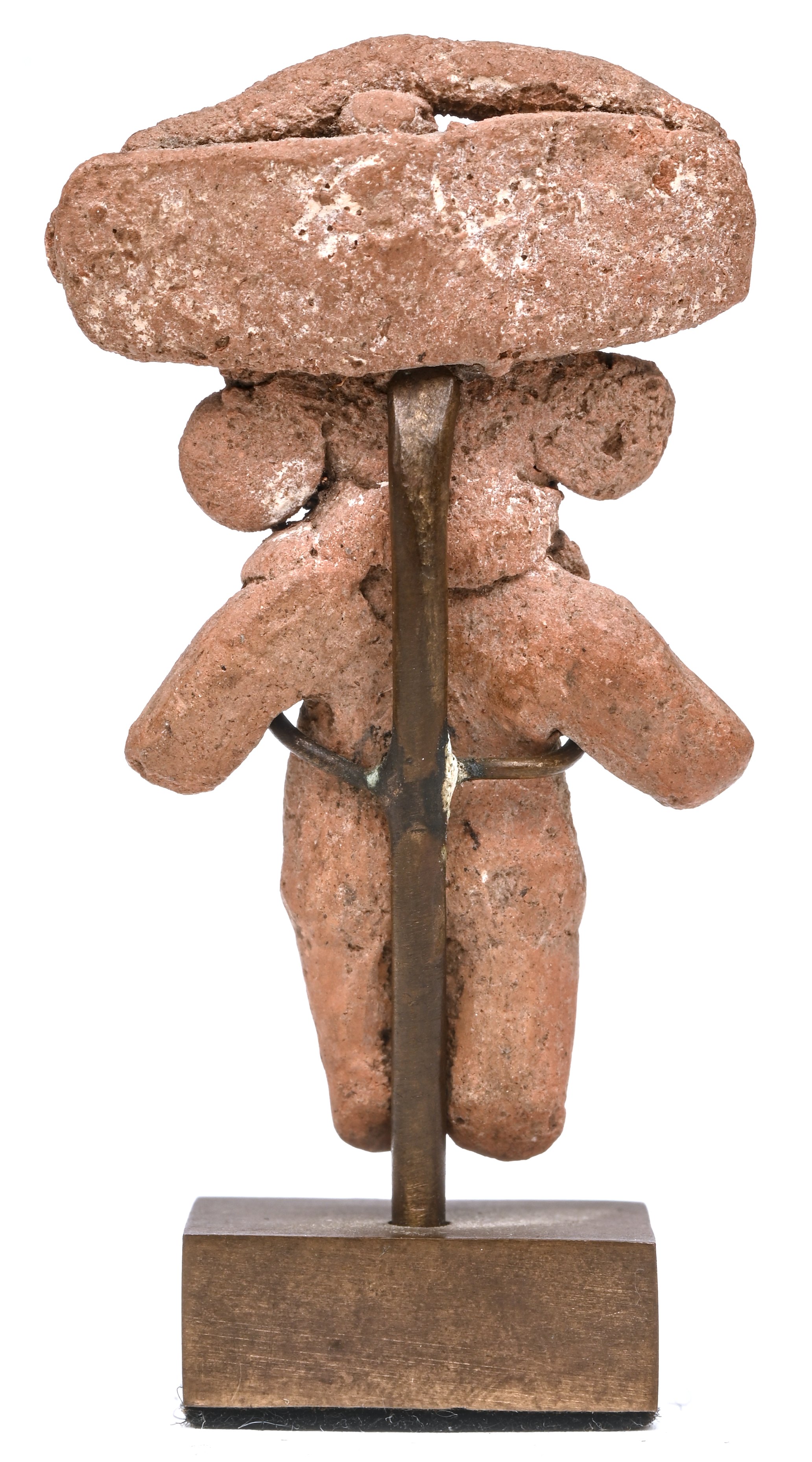 Een precolumbiaans beeldje van een staand figuur met een ceremoniële hoofdtooi. Met resten van polychrome beschildering. Chupicuaro, Mexico. In 1975 aangekocht bij Galerie Mermoz, Parijs Een precolumbiaans beeldje van een staand figuur met een ceremoniële hoofdtooi. Met resten van polychrome beschildering. Chupicuaro, Mexico. In 1975 aangekocht bij Galerie Mermoz, Parijs.