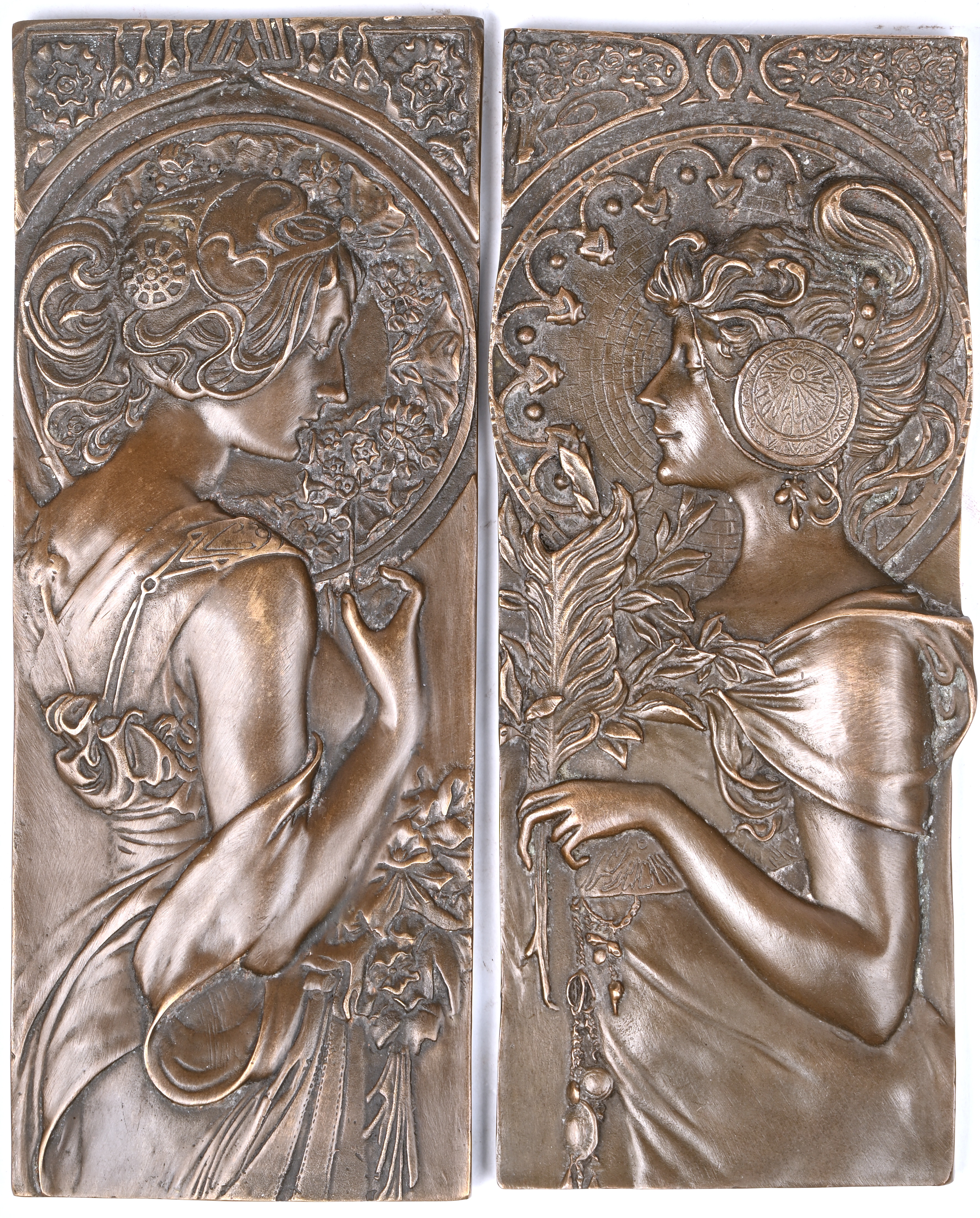 Een lot van 2 bronzen plaquettes, naar Mucha Een lot van 2 bronzen plaquettes, naar Mucha.