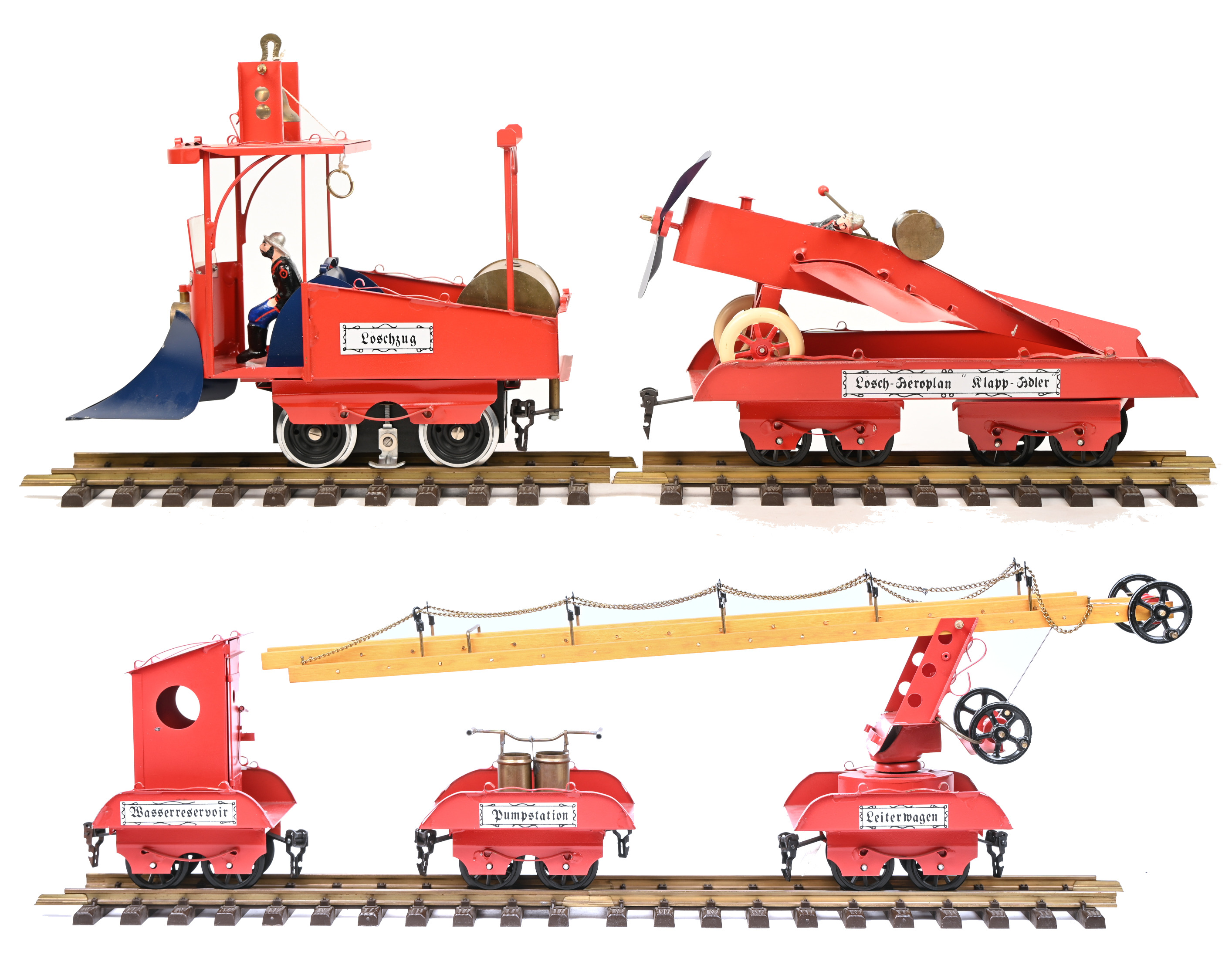 ‘Löschzug’, een blikken brandweertrein bestaande uit een locomotief met sneeuwruimer en vier wagons. Model T-198, nr. 6 uit een oplage van 200 exemplaren. Toegevoegd een recht stuk spoorlijn ‘Löschzug’, een blikken brandweertrein bestaande uit een locomotief met sneeuwruimer en vier wagons. Model T-198, nr. 6 uit een oplage van 200 exemplaren. Toegevoegd een recht stuk spoorlijn.