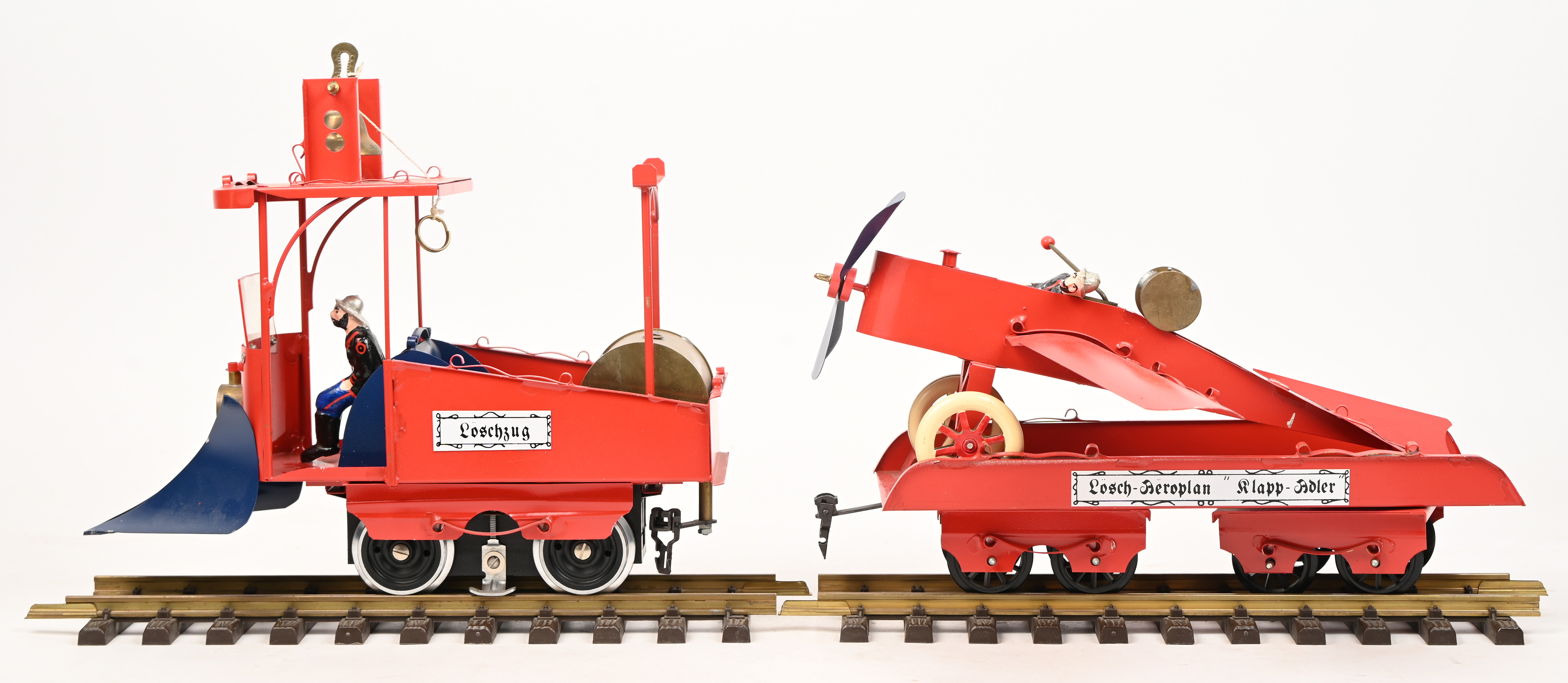 ‘Löschzug’, een blikken brandweertrein bestaande uit een locomotief met sneeuwruimer en vier wagons. Model T-198, nr. 6 uit een oplage van 200 exemplaren. Toegevoegd een recht stuk spoorlijn ‘Löschzug’, een blikken brandweertrein bestaande uit een locomotief met sneeuwruimer en vier wagons. Model T-198, nr. 6 uit een oplage van 200 exemplaren. Toegevoegd een recht stuk spoorlijn.