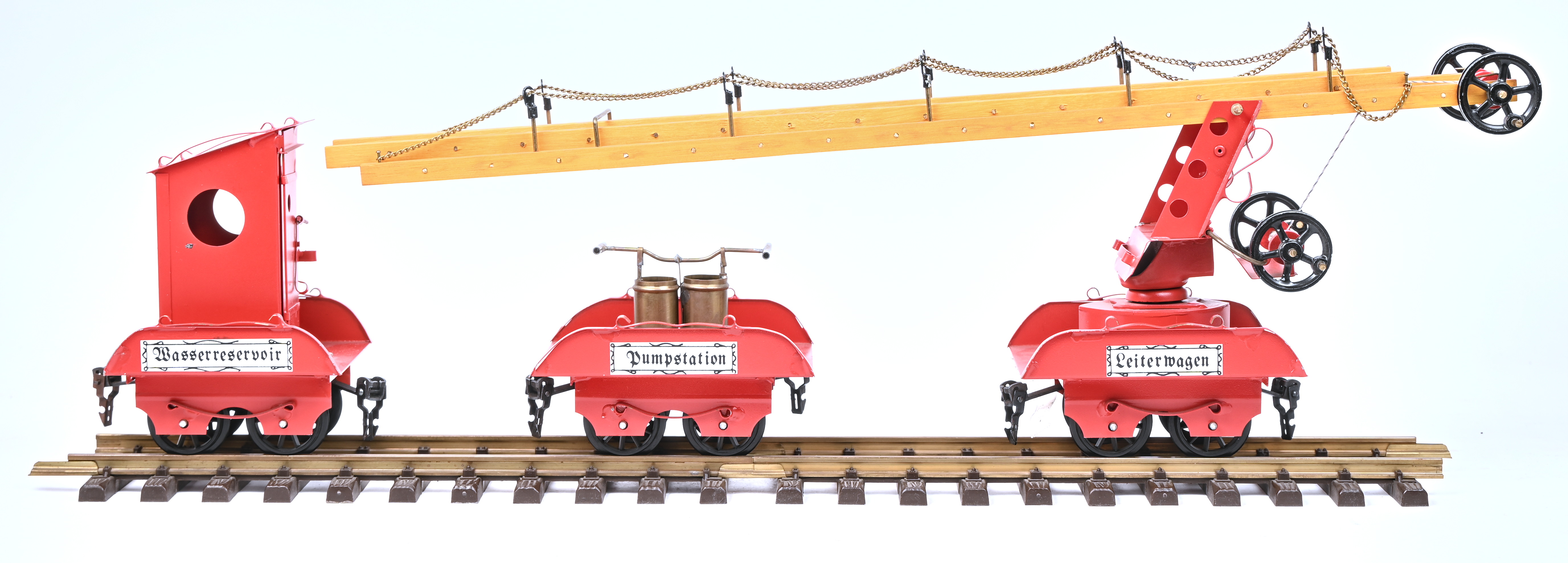 ‘Löschzug’, een blikken brandweertrein bestaande uit een locomotief met sneeuwruimer en vier wagons. Model T-198, nr. 6 uit een oplage van 200 exemplaren. Toegevoegd een recht stuk spoorlijn ‘Löschzug’, een blikken brandweertrein bestaande uit een locomotief met sneeuwruimer en vier wagons. Model T-198, nr. 6 uit een oplage van 200 exemplaren. Toegevoegd een recht stuk spoorlijn.