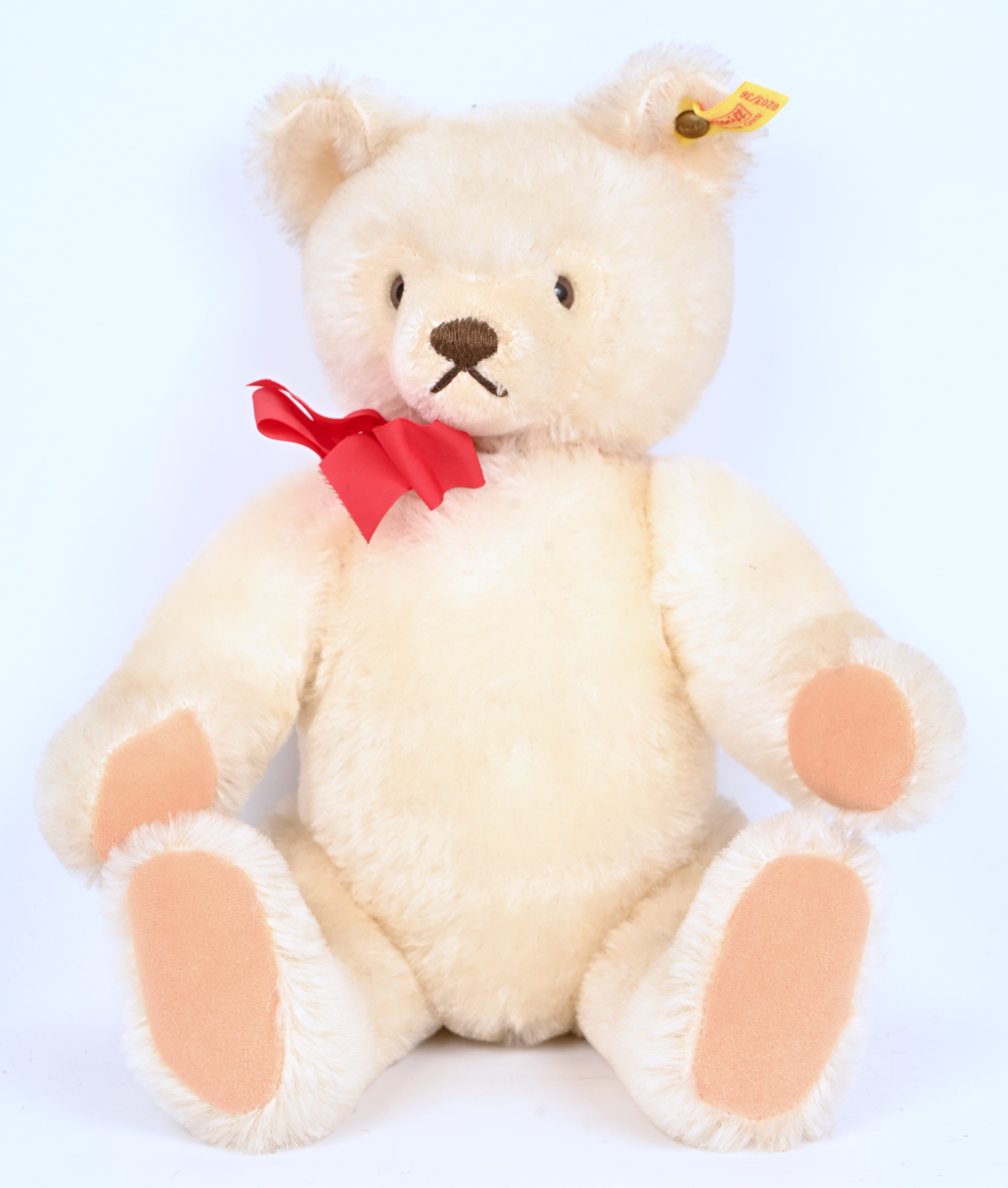 Een witte mohair teddybeer, ‘Knopf im ohr’. 0203/36 Een witte mohair teddybeer, ‘Knopf im ohr’. 0203/36.