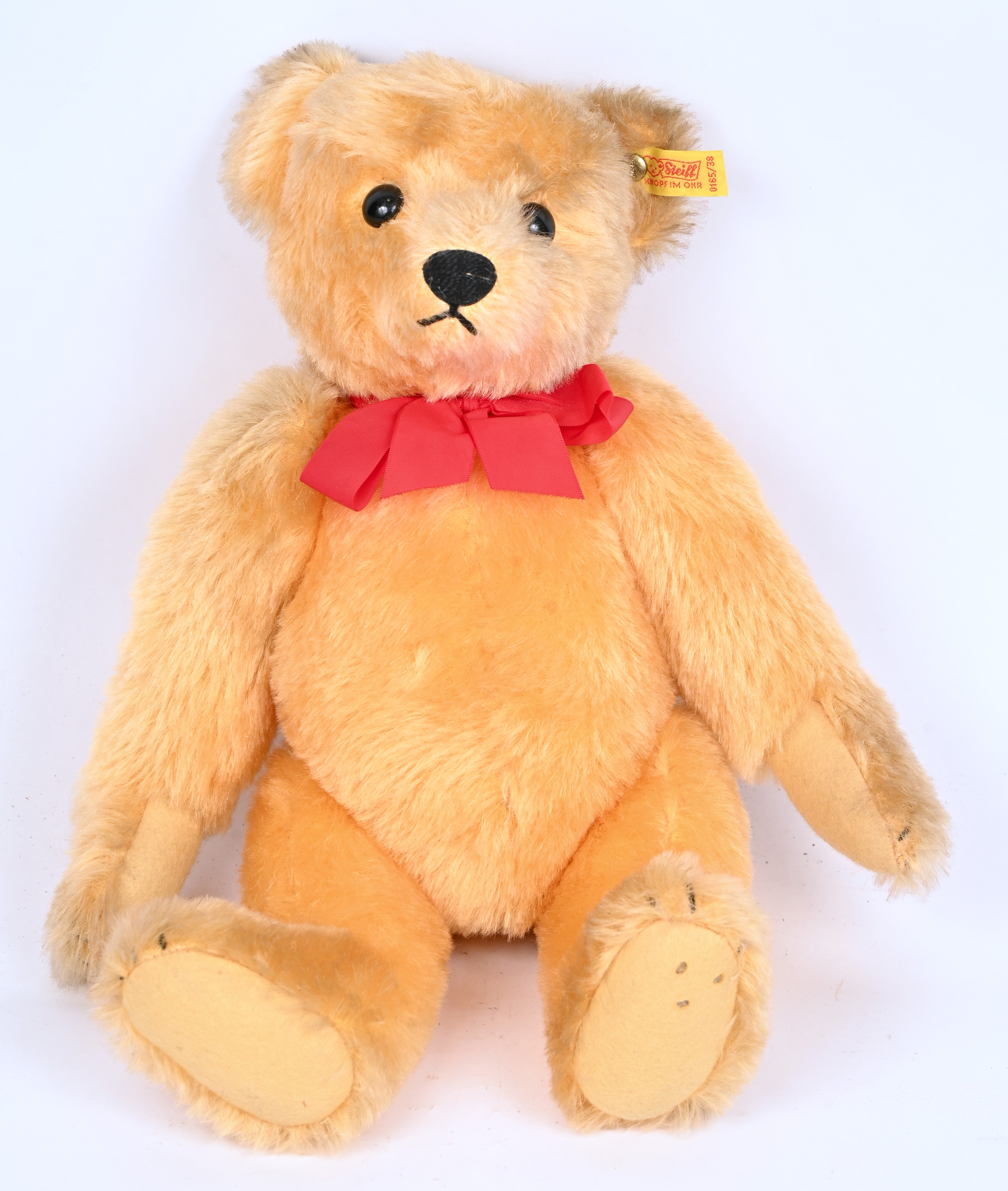 Een gele mohair teddybeer naar een model van 1909, ‘Knopf im ohr’. 0165/38 Een gele mohair teddybeer naar een model van 1909, ‘Knopf im ohr’. 0165/38.