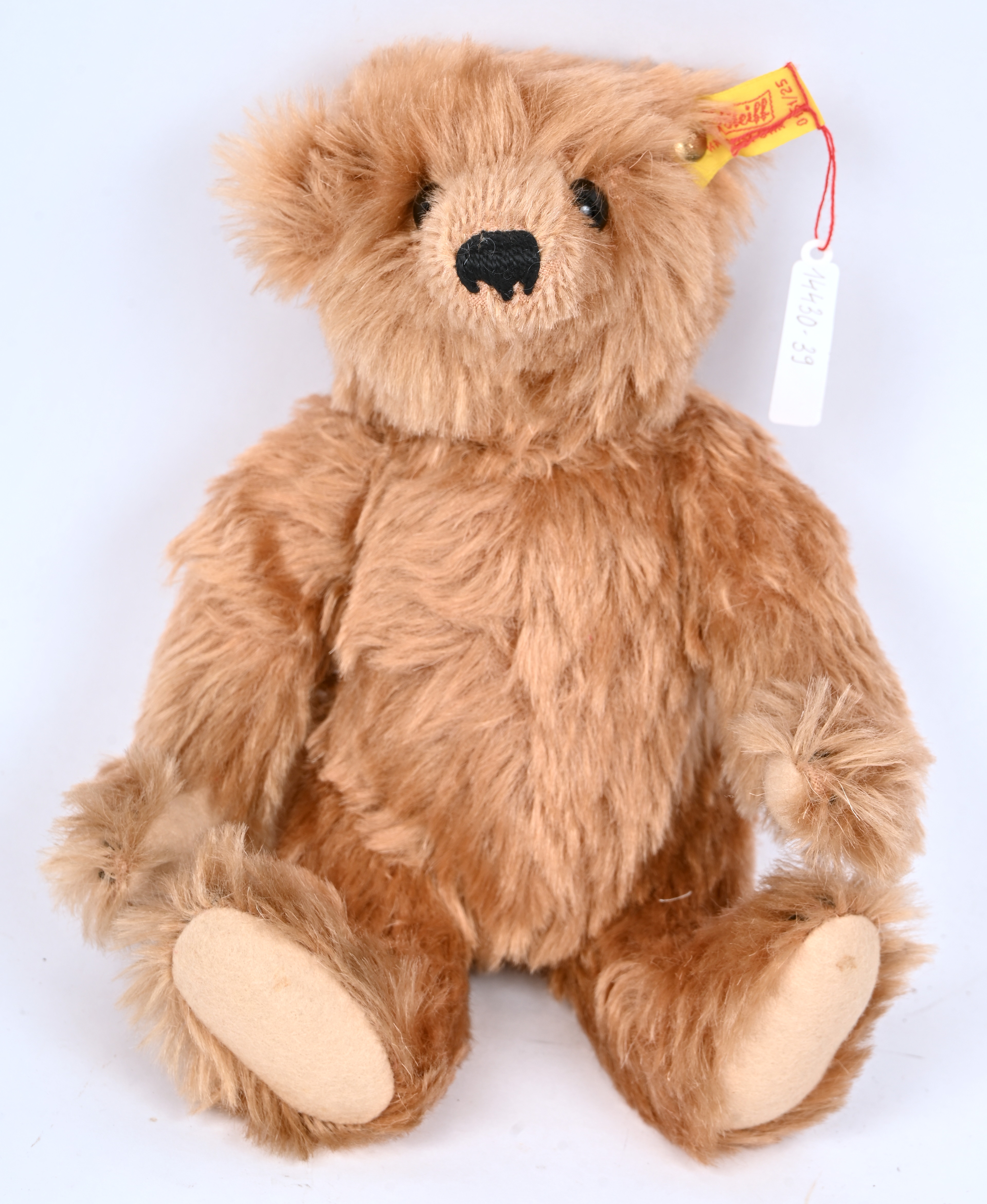 ‘Mr. Cinnamon’. Een lichtbruine mohair teddybeer, ‘Knopf im ohr’. 0151/25 ‘Mr. Cinnamon’. Een lichtbruine mohair teddybeer, ‘Knopf im ohr’. 0151/25.