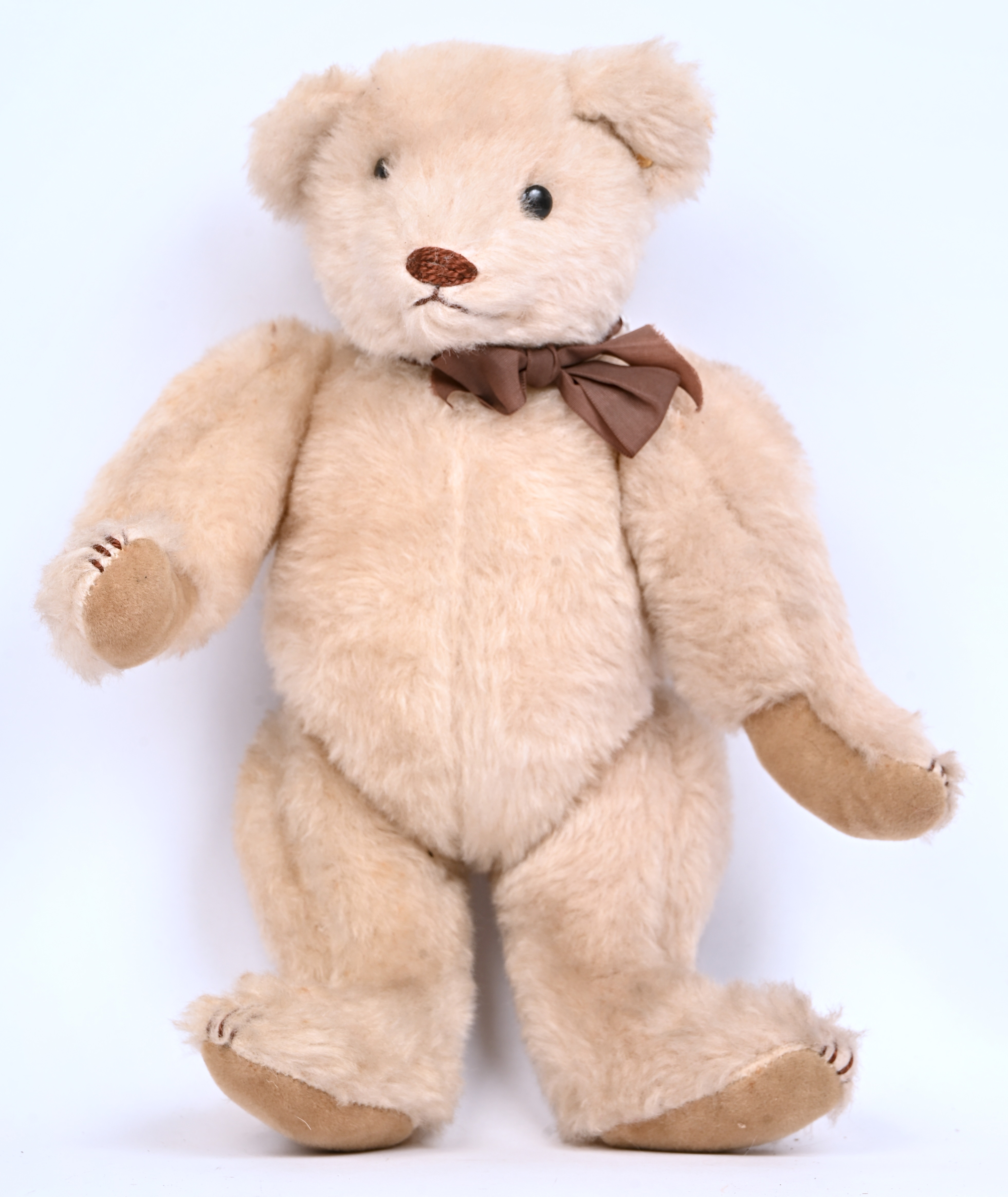 Een beige mohair teddybeer, ‘Knopf im ohr’ Een beige mohair teddybeer, ‘Knopf im ohr’.