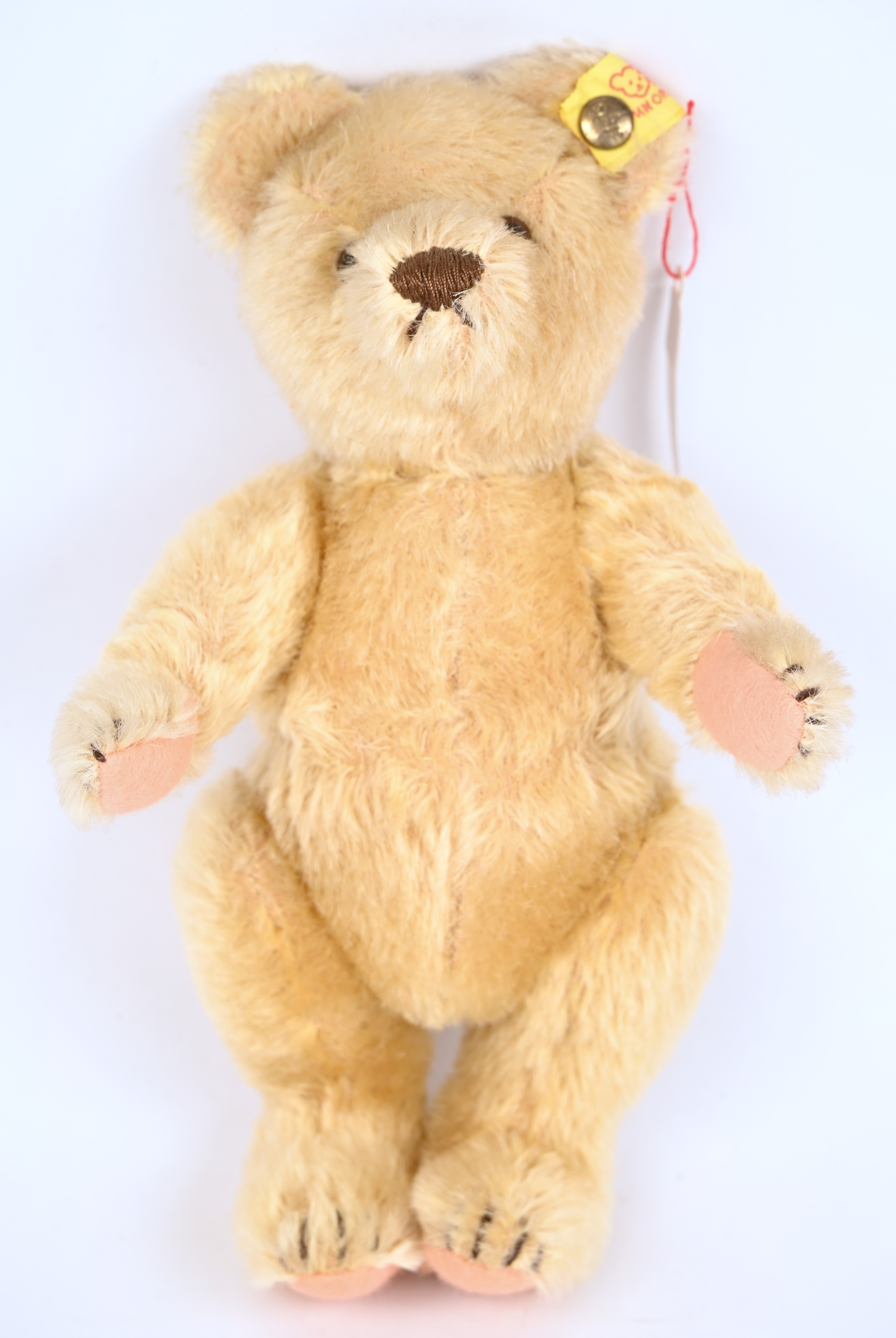 Een gele mohair teddybeer, ‘Knopf im ohr’ Een gele mohair teddybeer, ‘Knopf im ohr’.