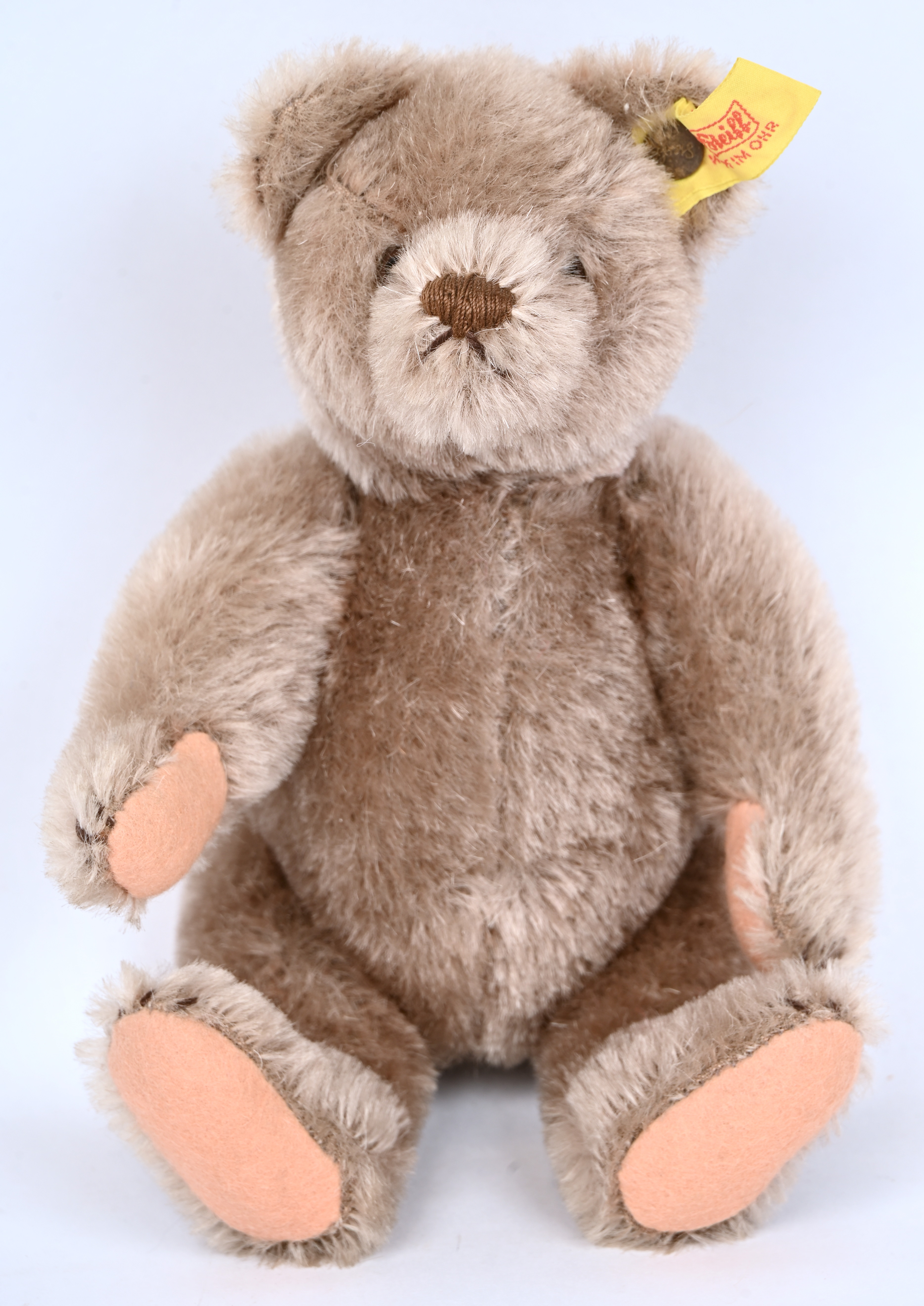 Een lichtbruine mohair teddybeer, ‘Knopf im ohr’ Een lichtbruine mohair teddybeer, ‘Knopf im ohr’.