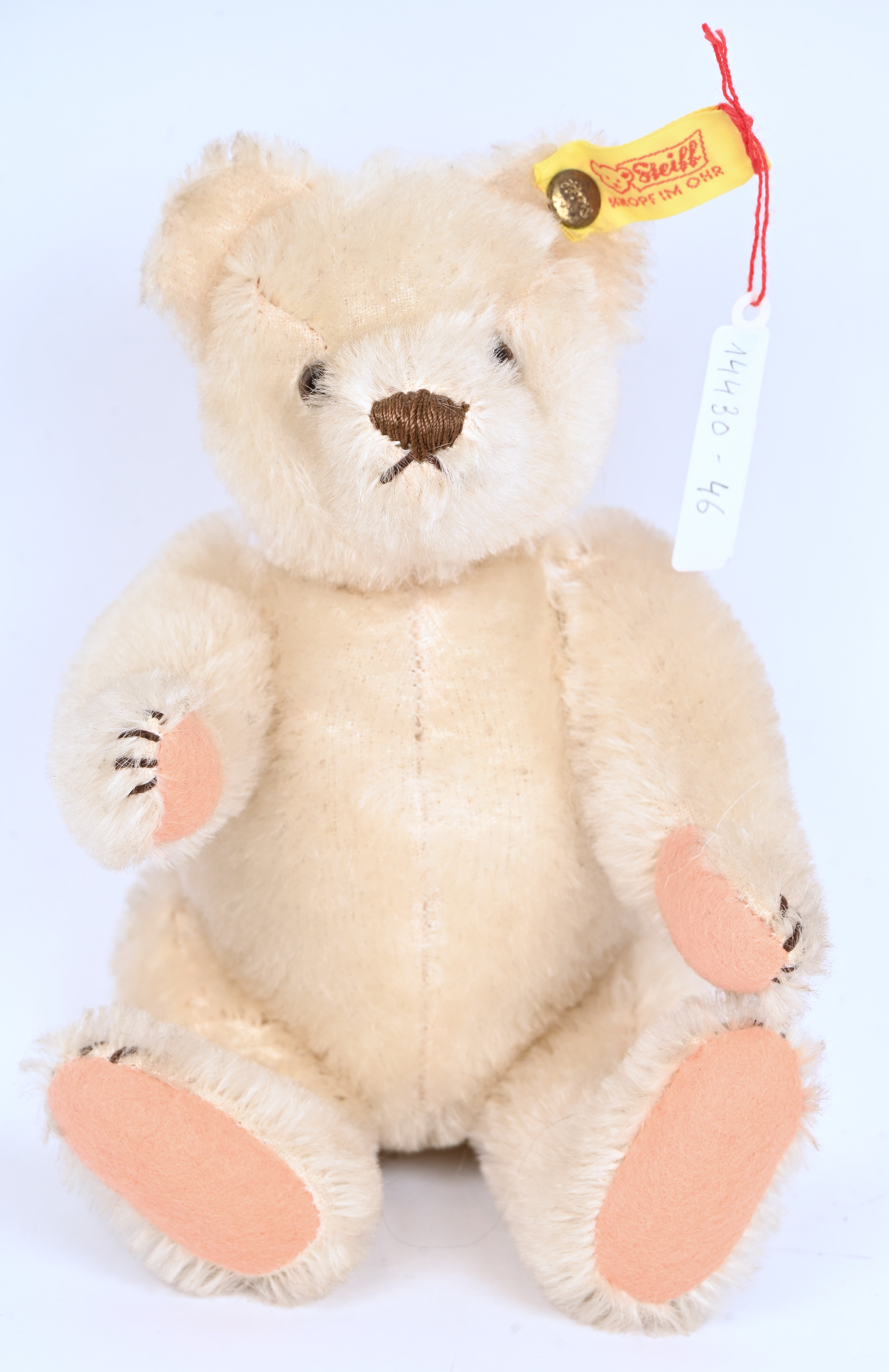 Een witte mohair teddybeer, ‘Knopf im ohr’, mini original Een witte mohair teddybeer, ‘Knopf im ohr’, mini original.