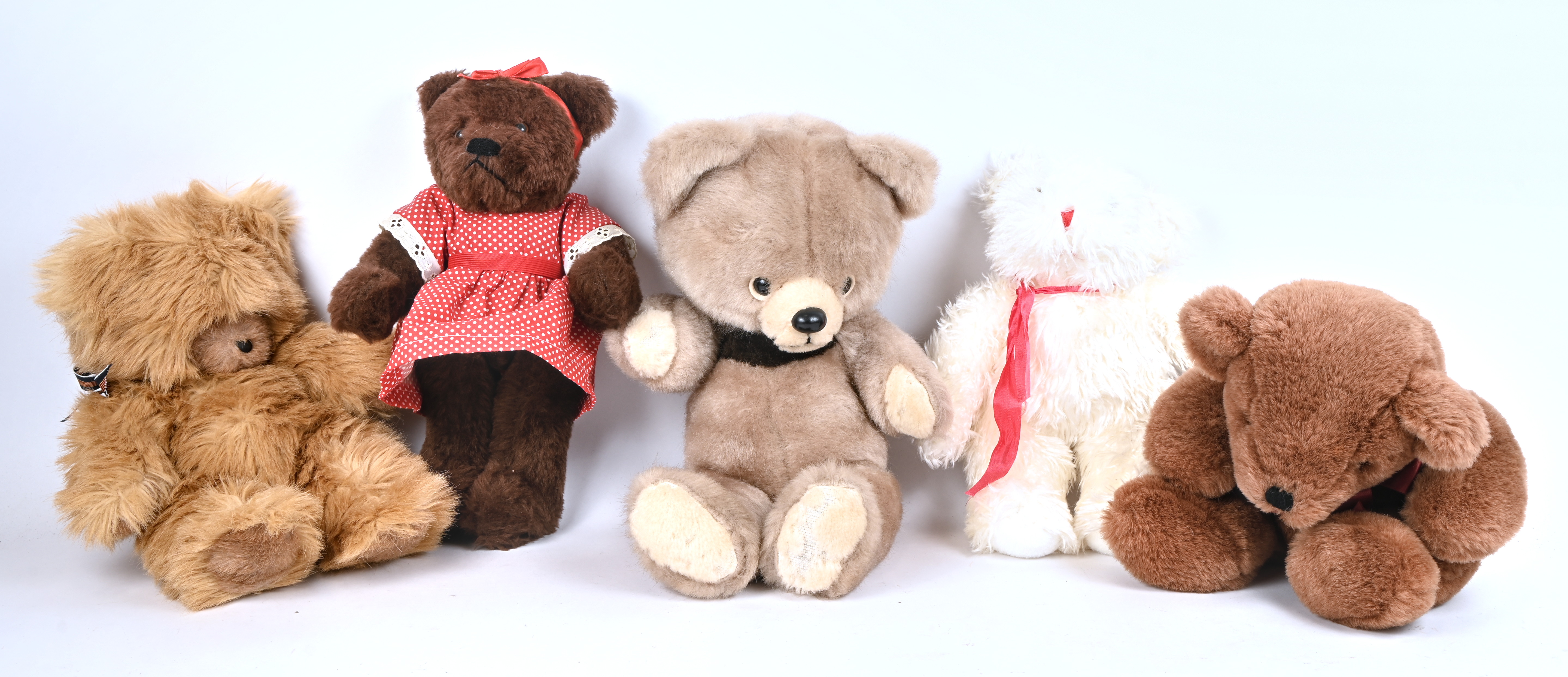 Een partij van vijf middelgrote teddyberen. Vier merkloos en één met label ‘Just Friends, made in Korea, 1988’ Een partij van vijf middelgrote teddyberen. Vier merkloos en één met label ‘Just Friends, made in Korea, 1988’.