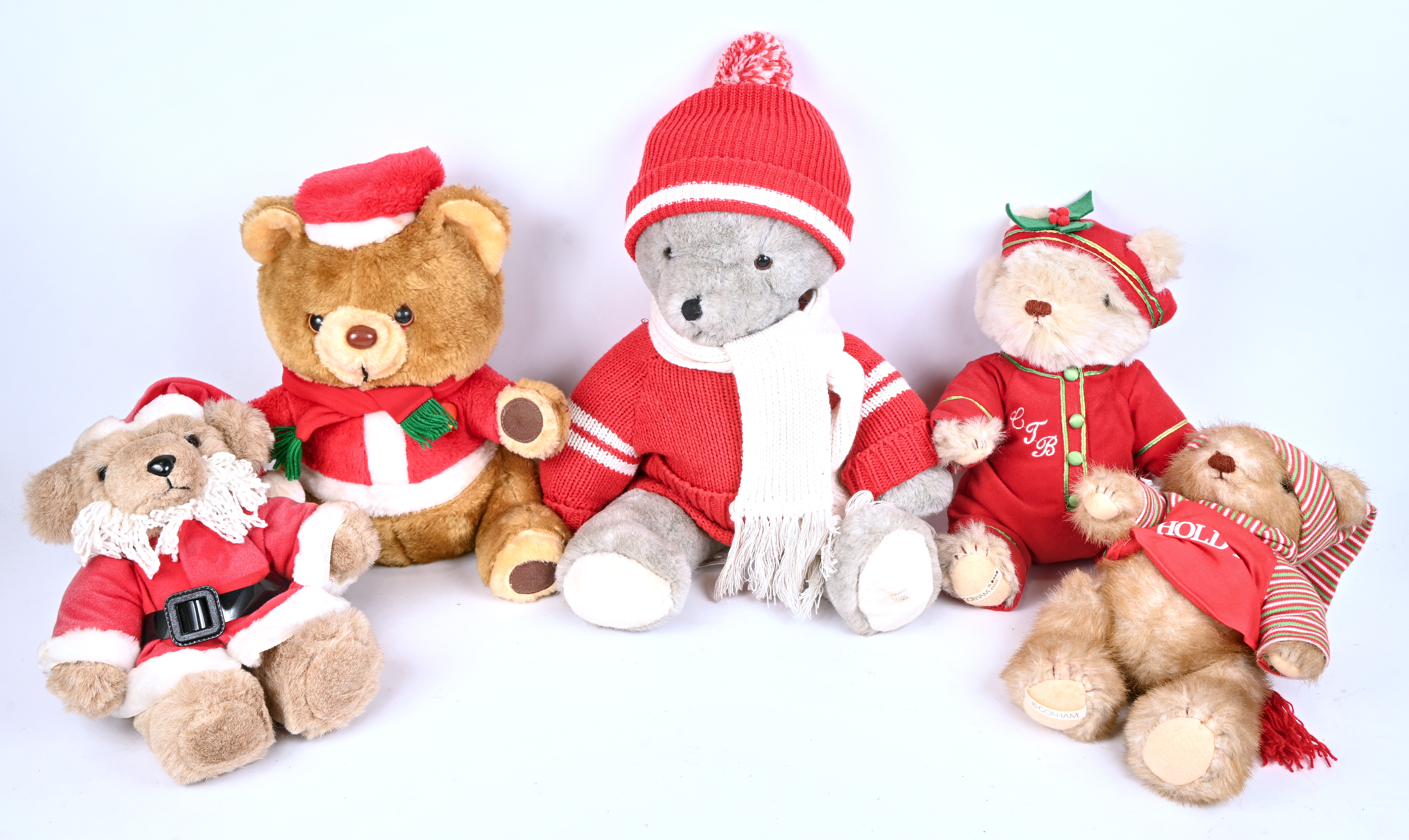 Een partij van vijf middelgrote tot grote teddyberen gekleed in kerstthema. Twee van het merk ‘Gorham’, de andere zijn merkloos Een partij van vijf middelgrote tot grote teddyberen gekleed in kerstthema. Twee van het merk ‘Gorham’, de andere zijn merkloos.