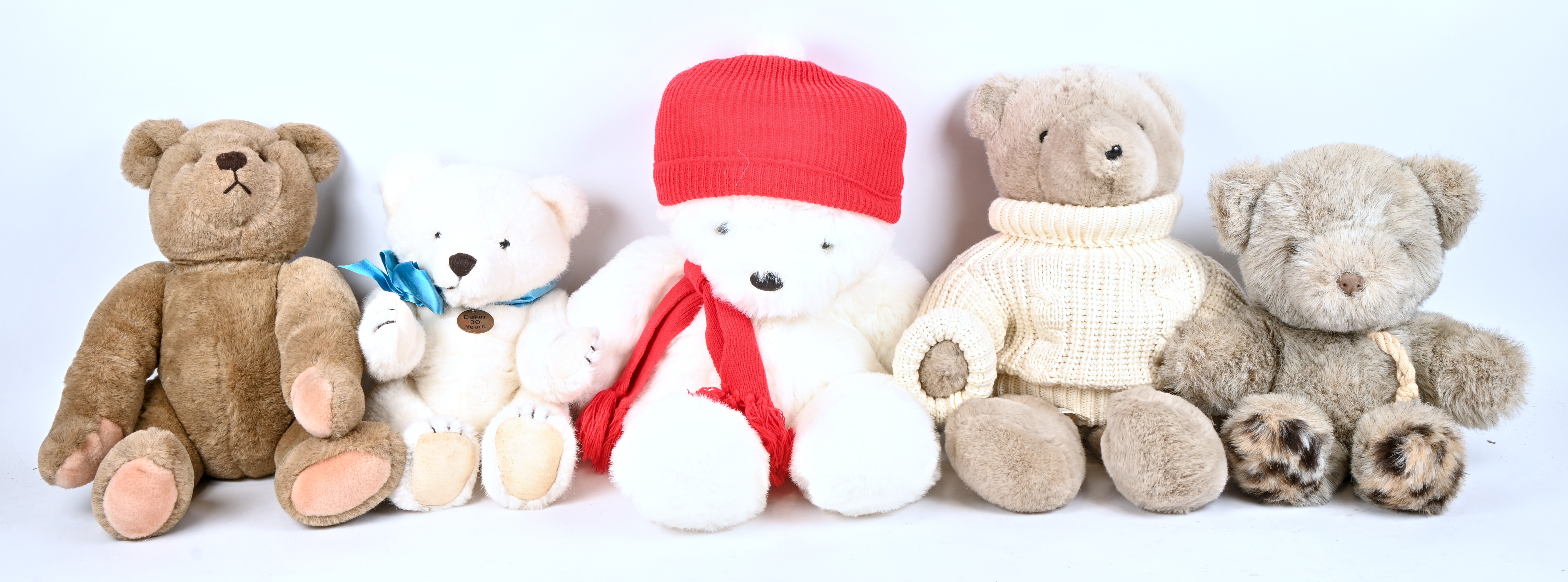 Een partij van vijf middelgrote teddyberen. Verschillende merken, Dakin, twee maal Gund en twee merkloos Een partij van vijf middelgrote teddyberen. Verschillende merken, Dakin, twee maal Gund en twee merkloos.