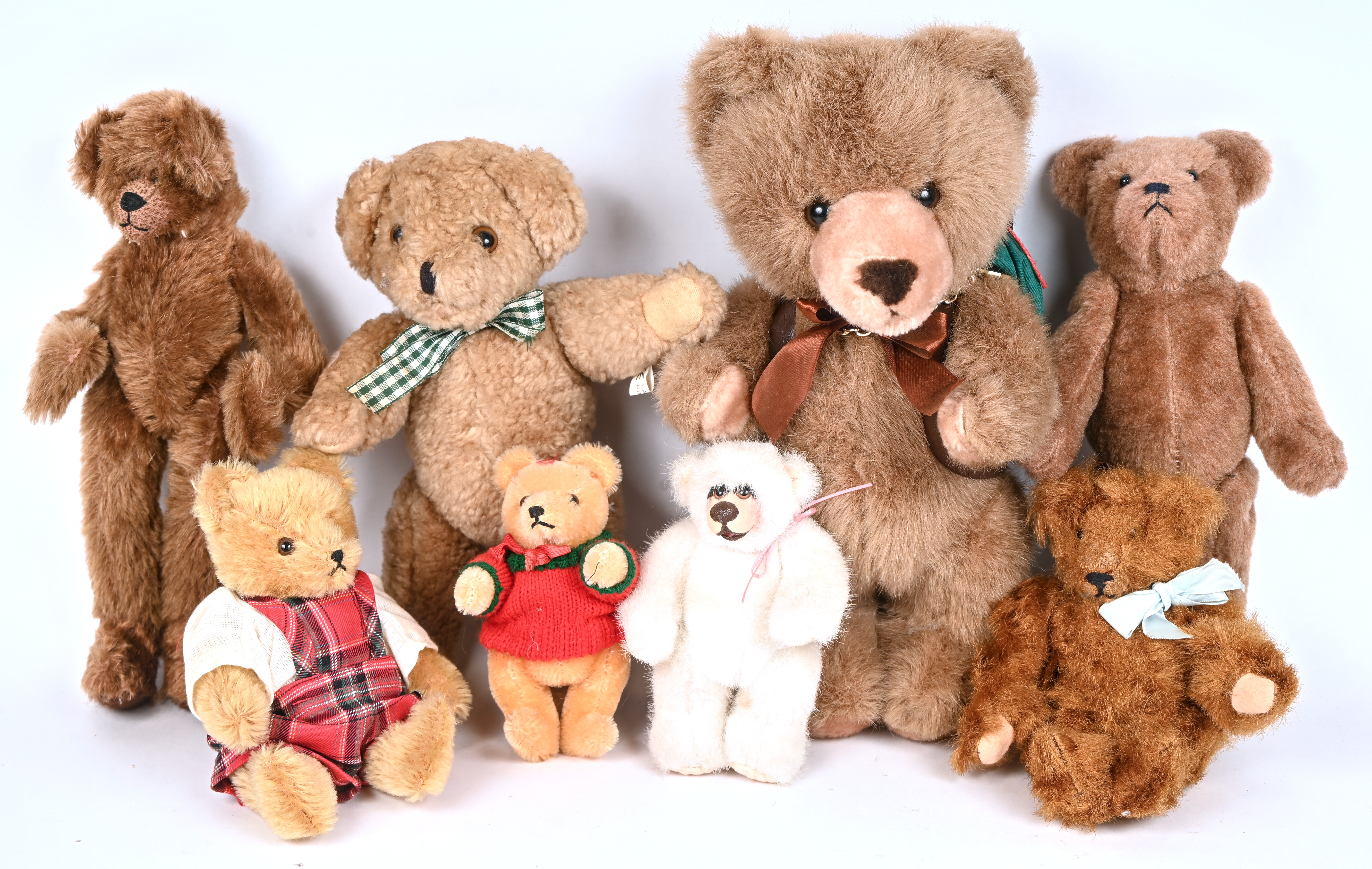 Een partij van acht medium tot kleine teddyberen. Merkloos Een partij van acht medium tot kleine teddyberen. Merkloos.