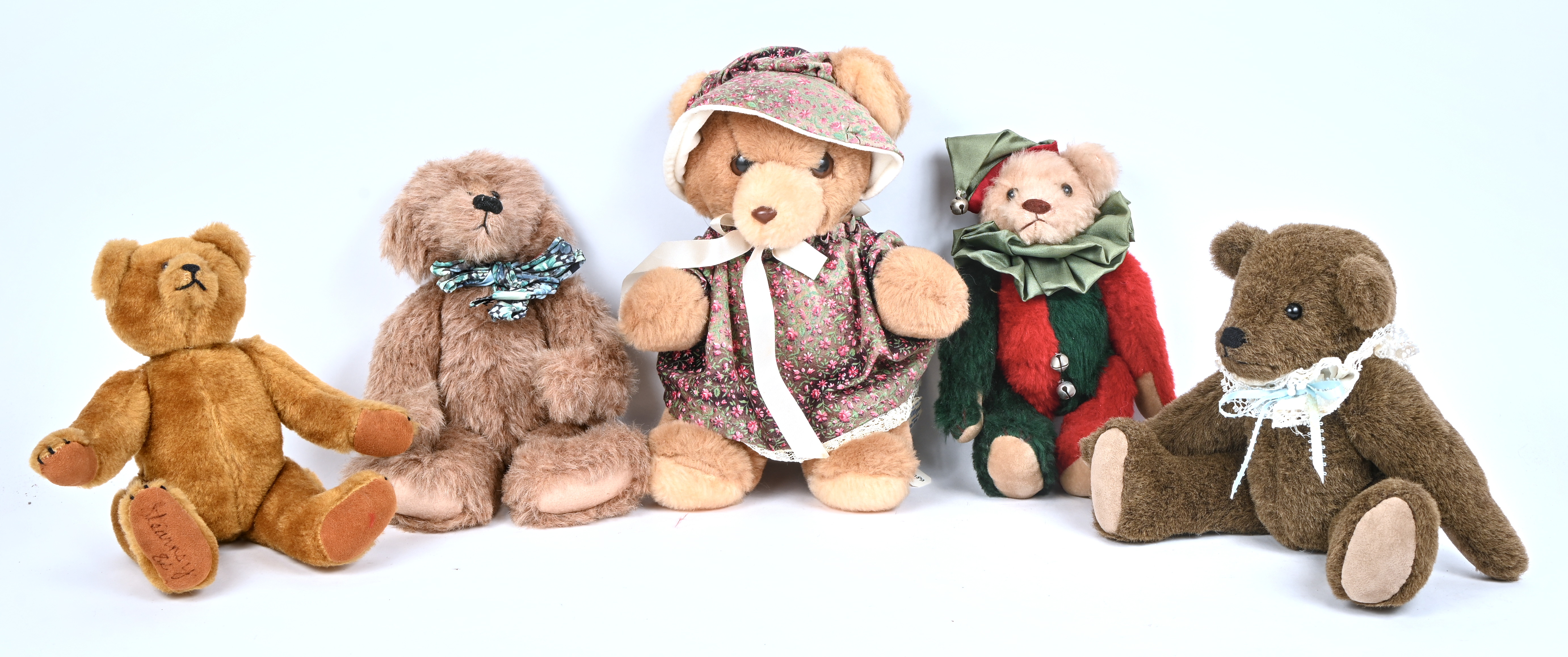 Een partij van vijf kleine knuffelberen, verschillende merken. ‘Bearly There Company’, ‘Denise Dewire’, ‘Marie Zimmermann’, Mary Meyer’ & ‘Staernsy Bear’ Een partij van vijf kleine knuffelberen, verschillende merken. ‘Bearly There Company’, ‘Denise Dewire’, ‘Marie Zimmermann’, Mary Meyer’ & ‘Staernsy Bear’.