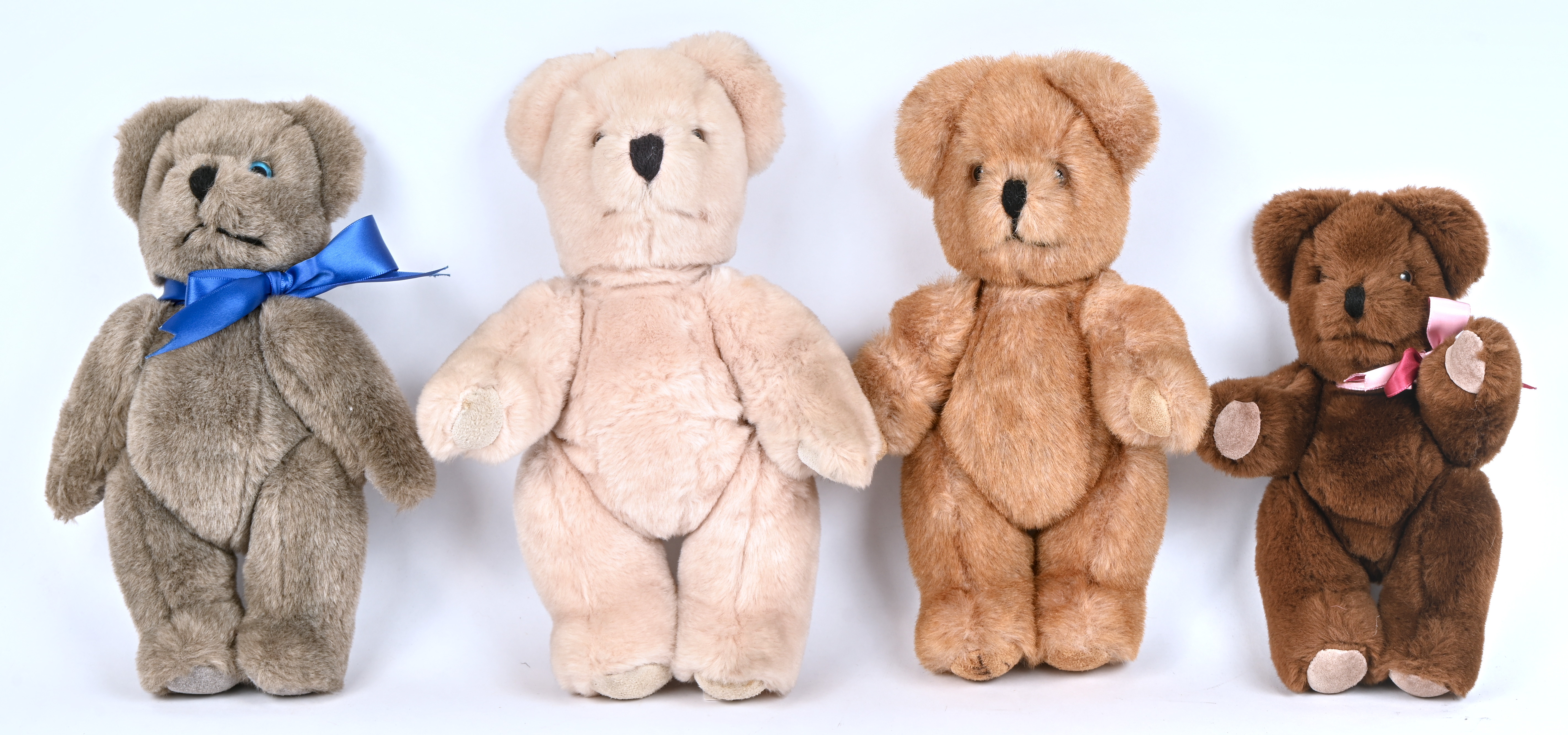 Vier kleine knuffelberen van het Engelse merk ‘Canterburry Bears’ Vier kleine knuffelberen van het Engelse merk ‘Canterburry Bears’.