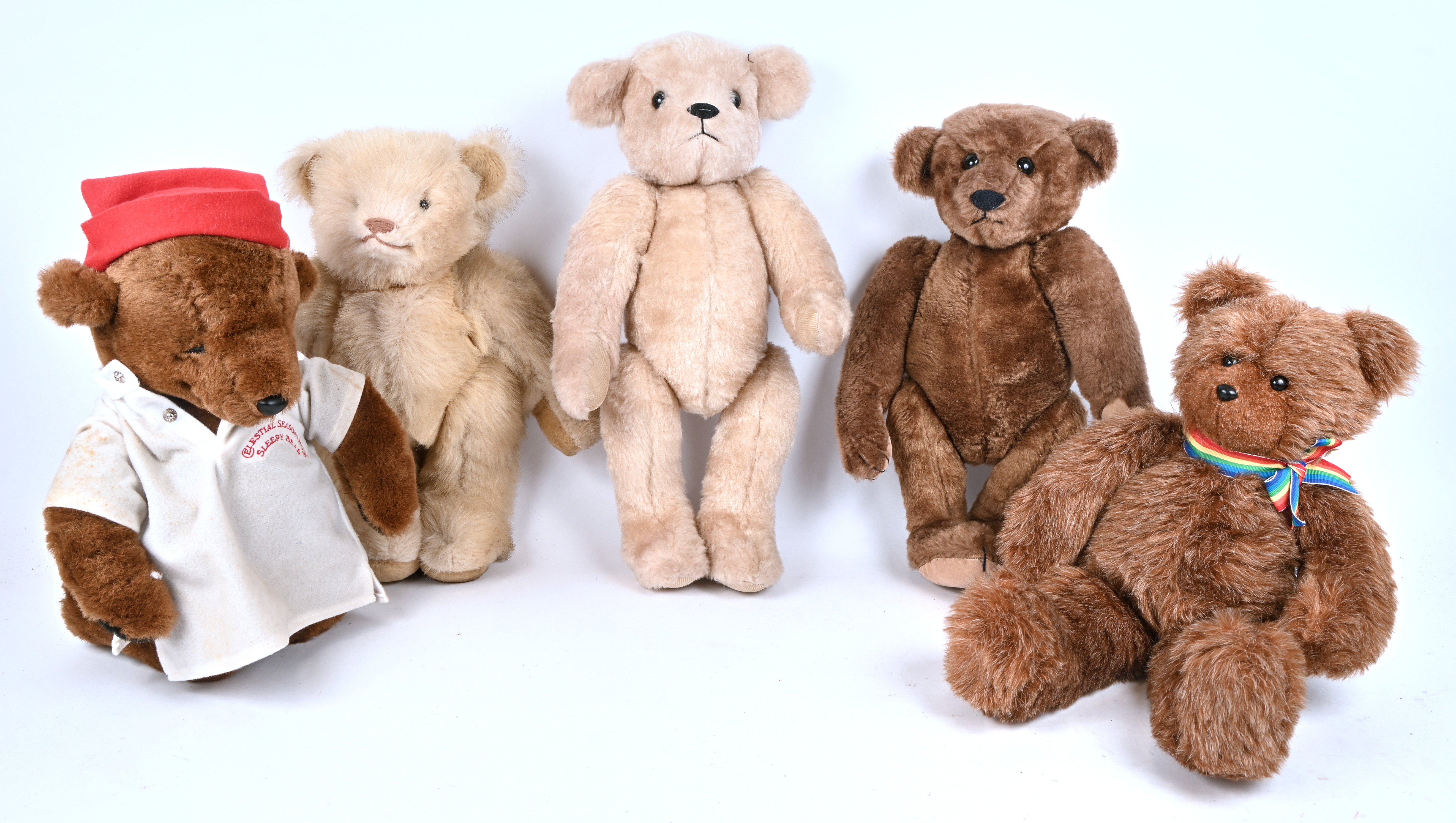 Vijf middelgrote knuffelberen van verschillende merken. ‘Cartier Bear Co.’, ‘Black Forest Bears’, ‘Trudy’ en twee merkloos Vijf middelgrote knuffelberen van verschillende merken. ‘Cartier Bear Co.’, ‘Black Forest Bears’, ‘Trudy’ en twee merkloos.