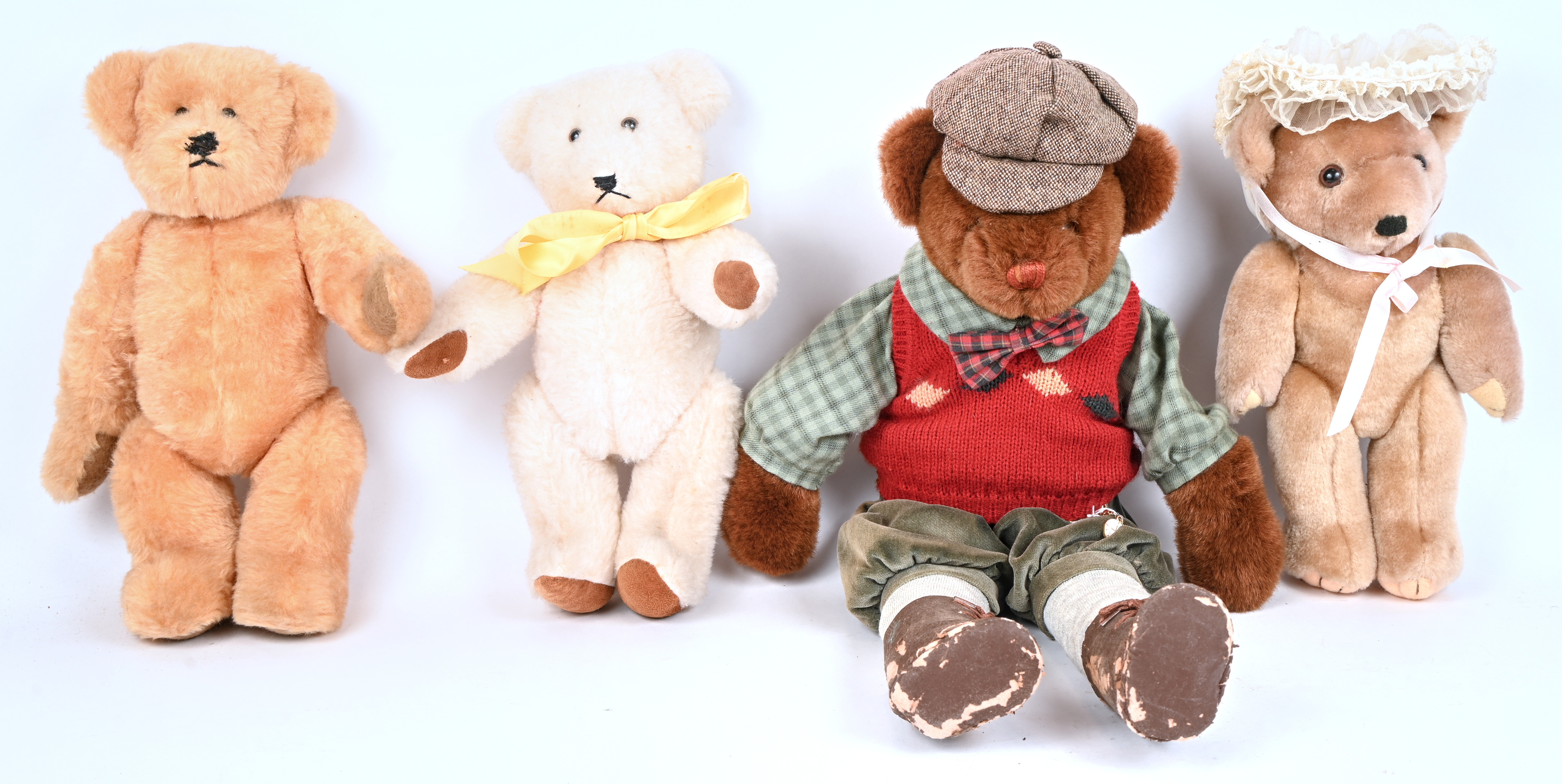 Vier merkloze teddyberen in vintage stijl Vier merkloze teddyberen in vintage stijl.