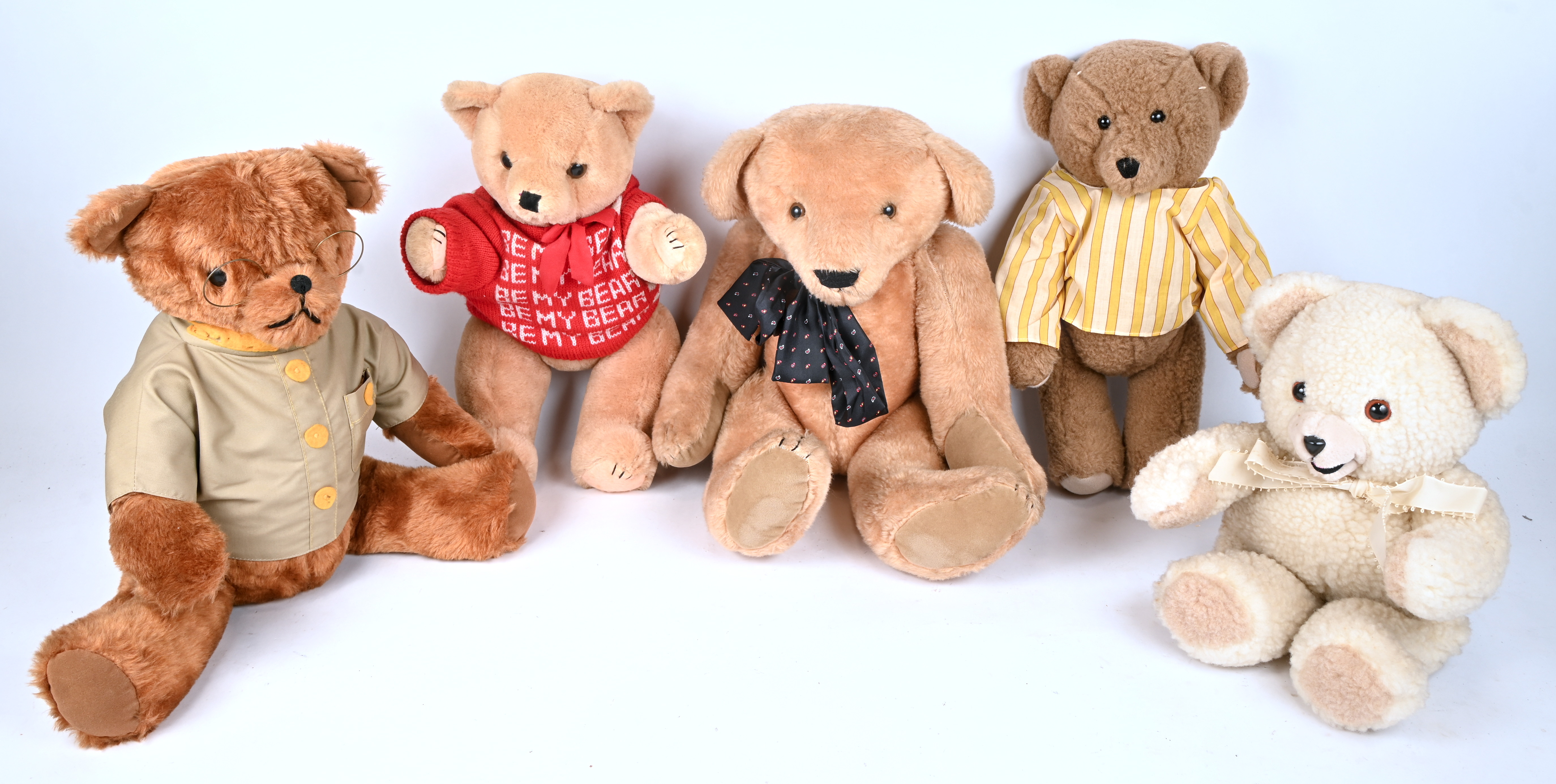 Vier middelgrote knuffelberen en één grote knuffelbeer van verschillende merken. ‘Deans Childsplay Toys’, ‘Snuggle’ en drie merkloos Vier middelgrote knuffelberen en één grote knuffelbeer van verschillende merken. ‘Deans Childsplay Toys’, ‘Snuggle’ en drie merkloos.