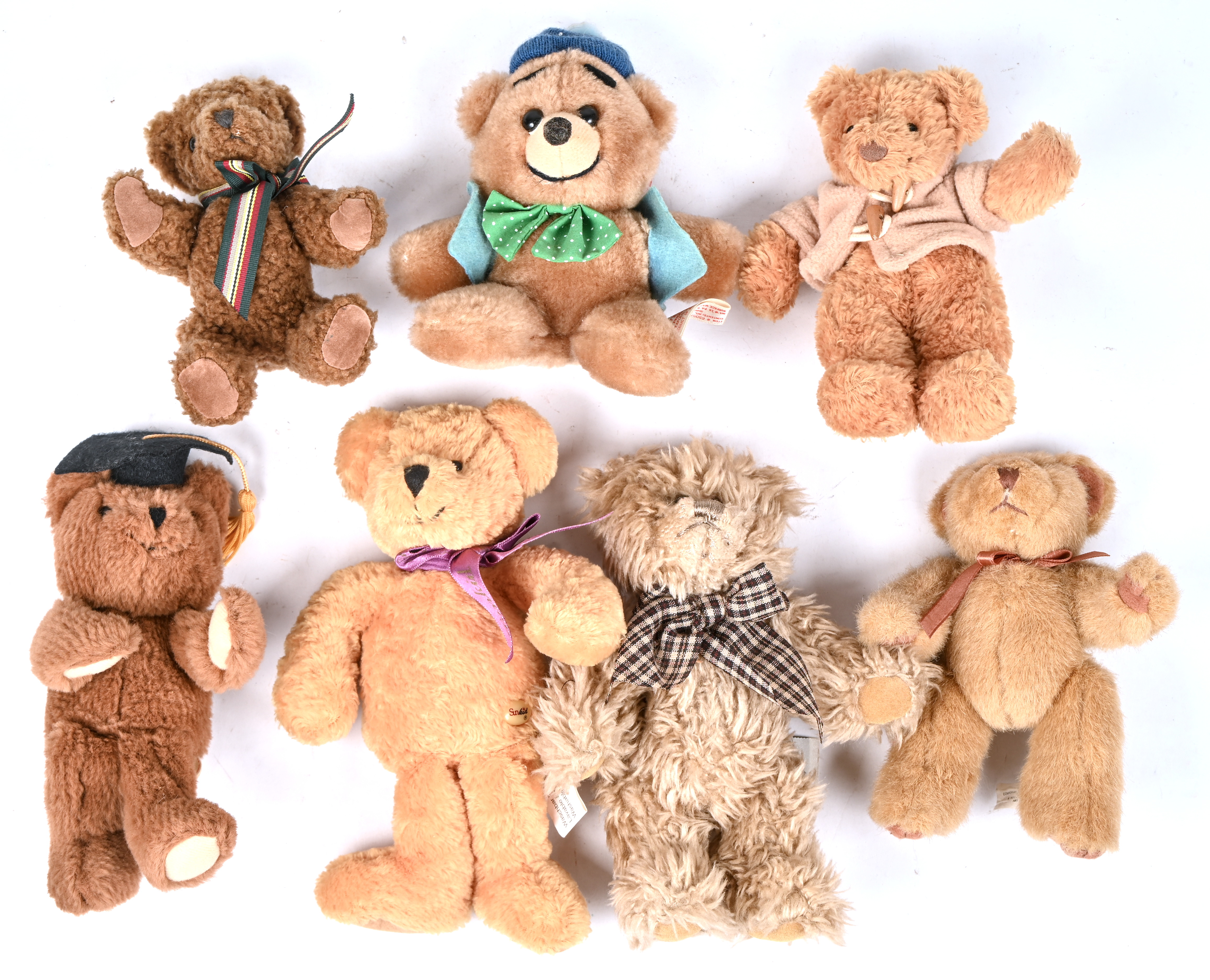 Zeven kleine knuffelberen, verschillende merken en afmetingen. 2 X ‘Russ Berrie & Co.’, ‘Nicotoy’, ‘Animal Fair’, ‘Sunkid’, ‘Heunec’ en één merkloos Zeven kleine knuffelberen, verschillende merken en afmetingen. 2 X ‘Russ Berrie & Co.’, ‘Nicotoy’, ‘Animal Fair’, ‘Sunkid’, ‘Heunec’ en één merkloos.