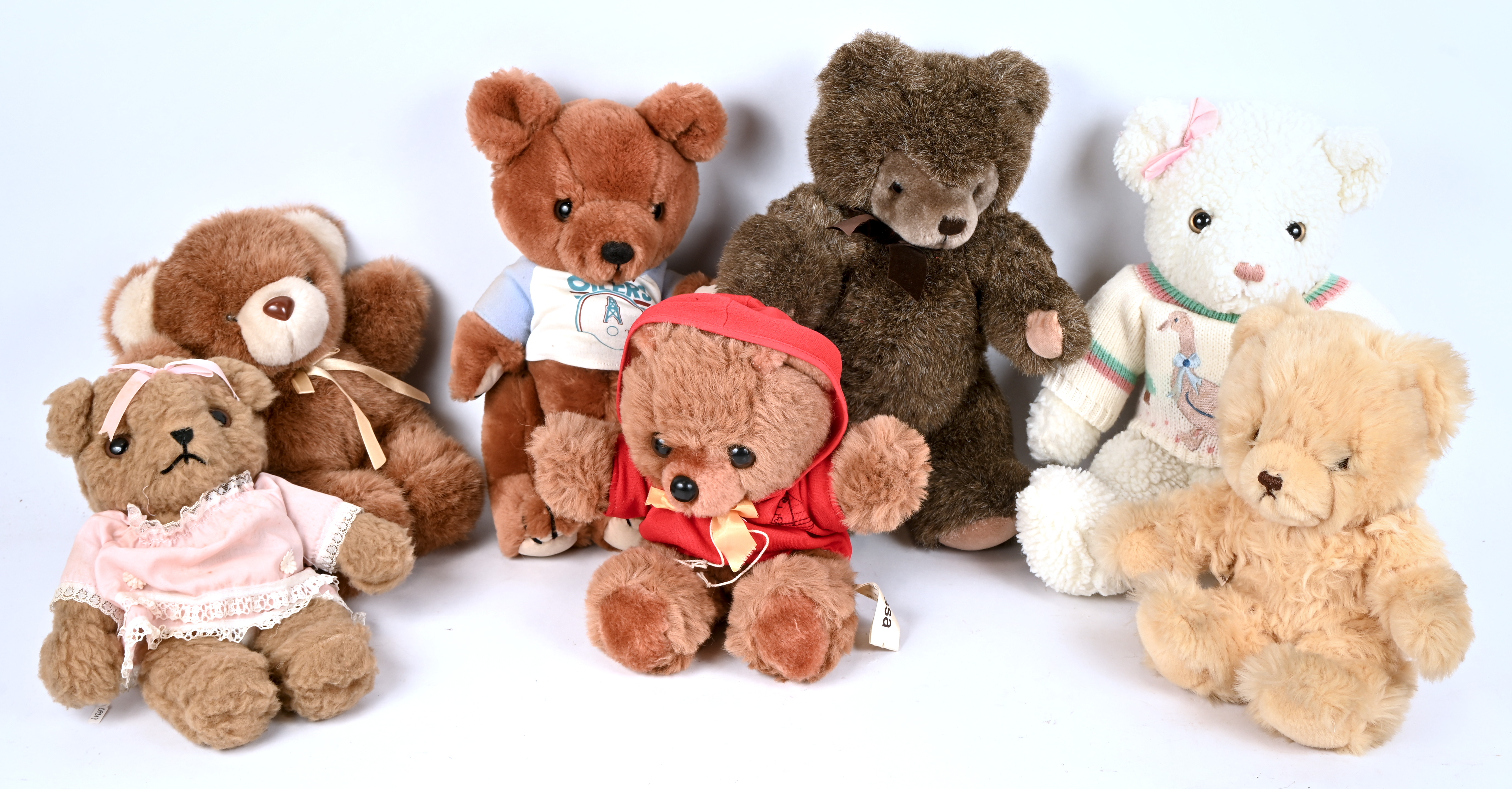 Zeven middelgrote knuffelberen, verschillende merken en afmetingen. ‘The Summit Collection’, ‘Charn Co.’, Dakin’, ‘Herman Teddy Original’, ‘Trissa by Russ’ en twee merkloos Zeven middelgrote knuffelberen, verschillende merken en afmetingen. ‘The Summit Collection’, ‘Charn Co.’, Dakin’, ‘Herman Teddy Original’, ‘Trissa by Russ’ en twee merkloos.