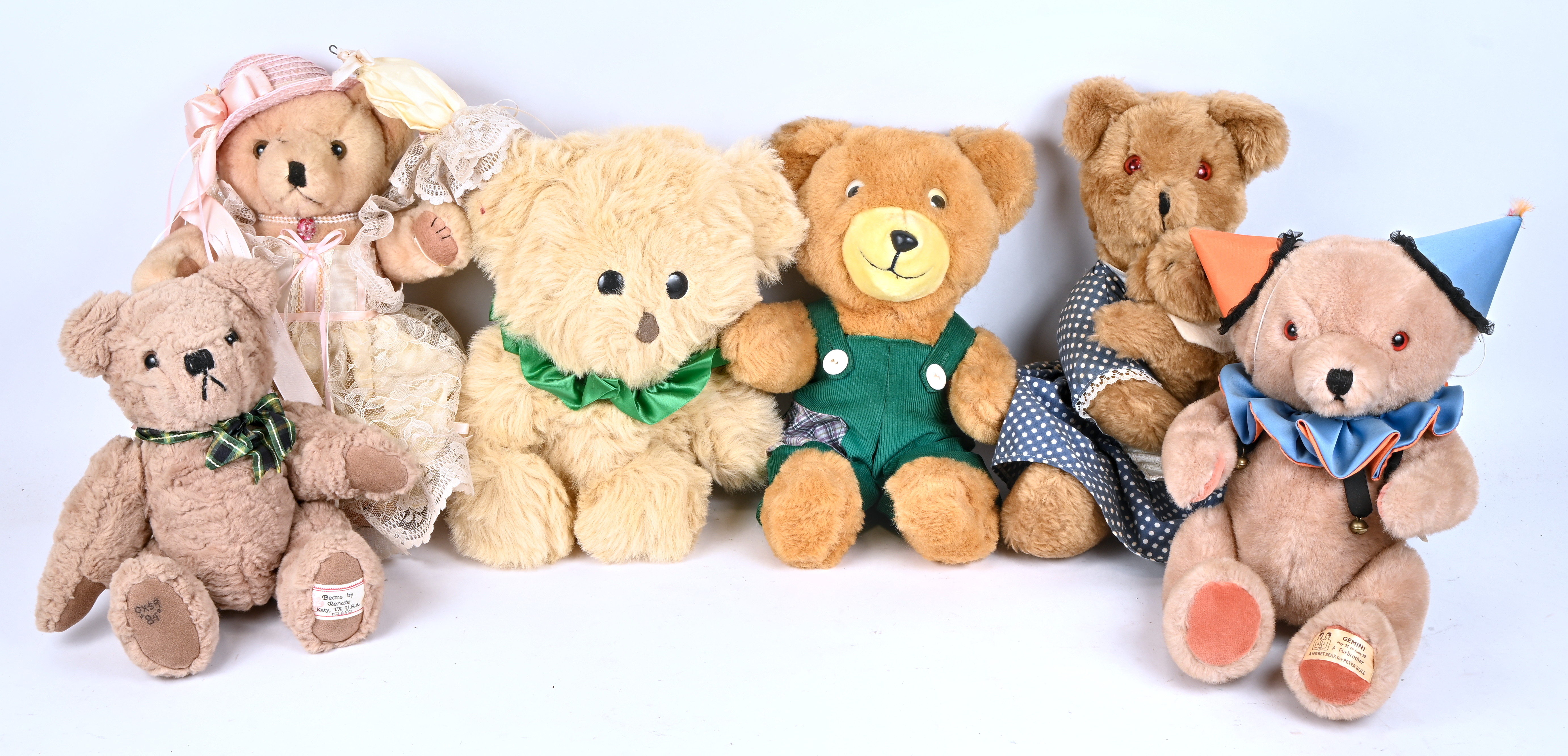 Zes knuffelberen, verschillende merken en afmetingen. ‘Cheryl Barnert’, ‘Bears by Renate Katy’, ‘Alresford Crafts’ ,’Nisbet bear for Peter Bull’ en twee merkloos Zes knuffelberen, verschillende merken en afmetingen. ‘Cheryl Barnert’, ‘Bears by Renate Katy’, ‘Alresford Crafts’ ,’Nisbet bear for Peter Bull’ en twee merkloos.