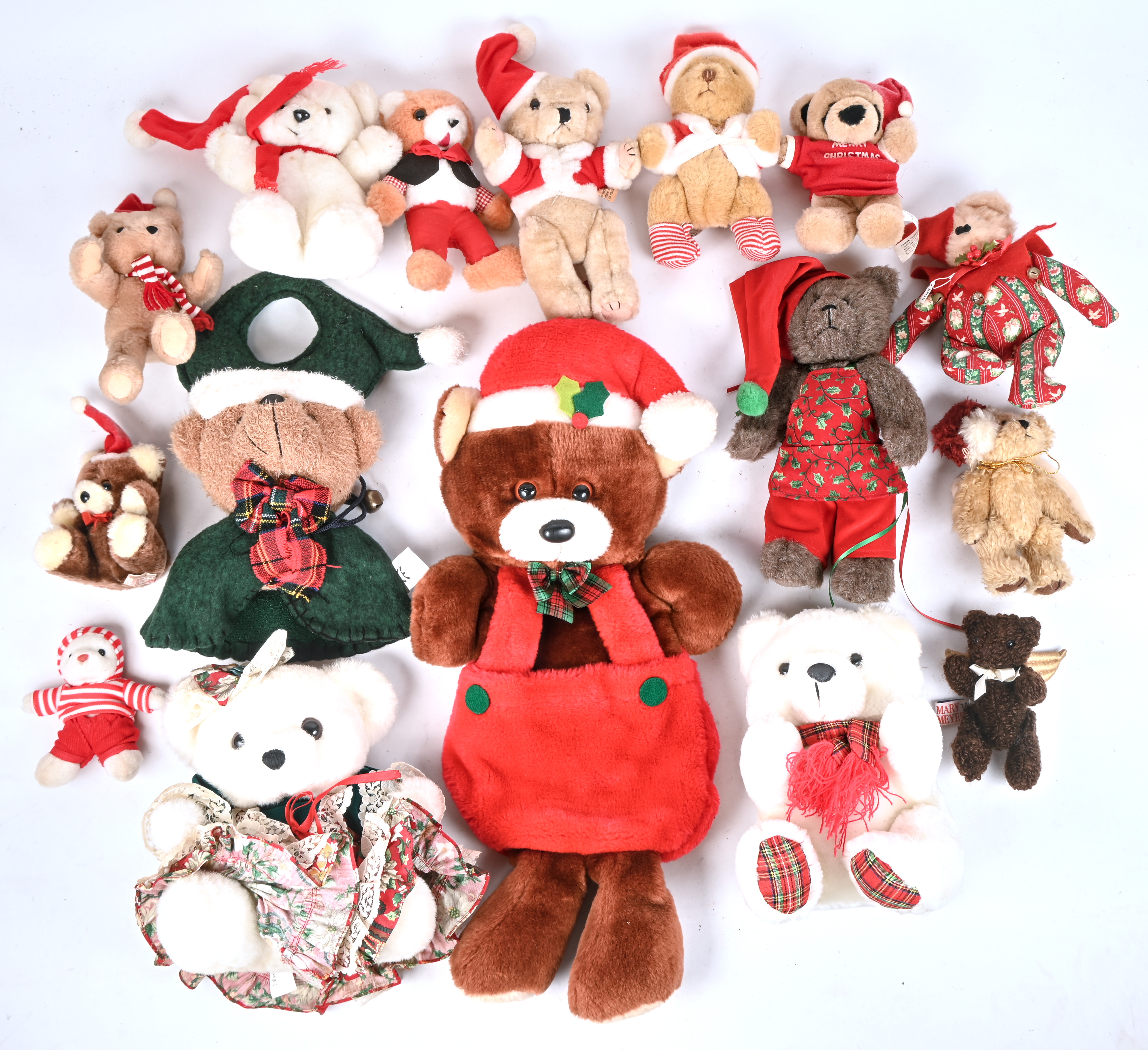 Een grote partij beren in kerst-thema. Verschillende merken en afmetingen. ‘Dandee’, ‘Rennoc’, ‘Chosun’, 2 X ‘Russ Berrie & Co.’, ‘Happy Horse’, Mary Meyer’, ‘The Boyds Collection’, ‘Corham’ en zeven merkloos Een grote partij beren in kerst-thema. Verschillende merken en afmetingen. ‘Dandee’, ‘Rennoc’, ‘Chosun’, 2 X ‘Russ Berrie & Co.’, ‘Happy Horse’, Mary Meyer’, ‘The Boyds Collection’, ‘Corham’ en zeven merkloos.