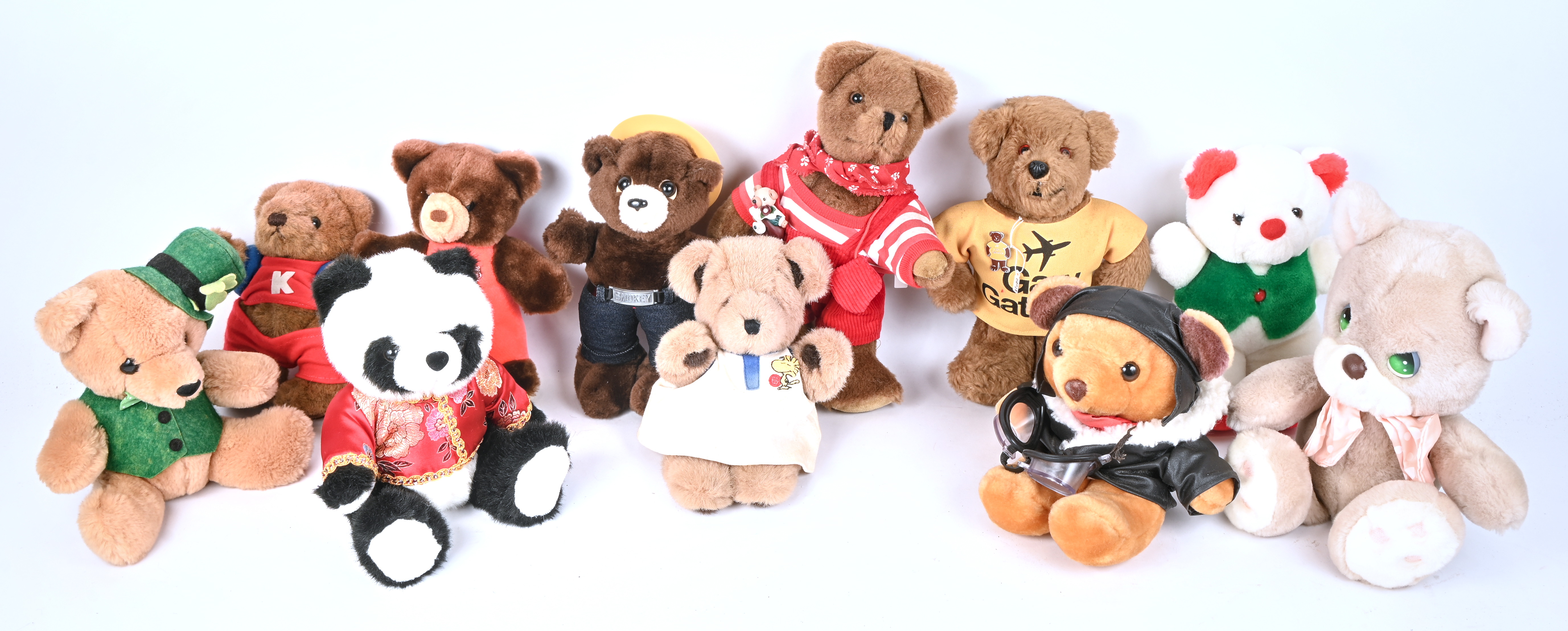 Tien knuffelberen, verschillende merken en afmetingen. ‘K Y’, ‘Wallace Berrie & Co Tien knuffelberen, verschillende merken en afmetingen. ‘K Y’, ‘Wallace Berrie & Co.’, ‘Merison Retail’, 3 X ‘Gund’, ‘Gary Chadwick’, 2 X ‘Dakin’, ‘Frits Struis’ en ‘Canterbury Bear’