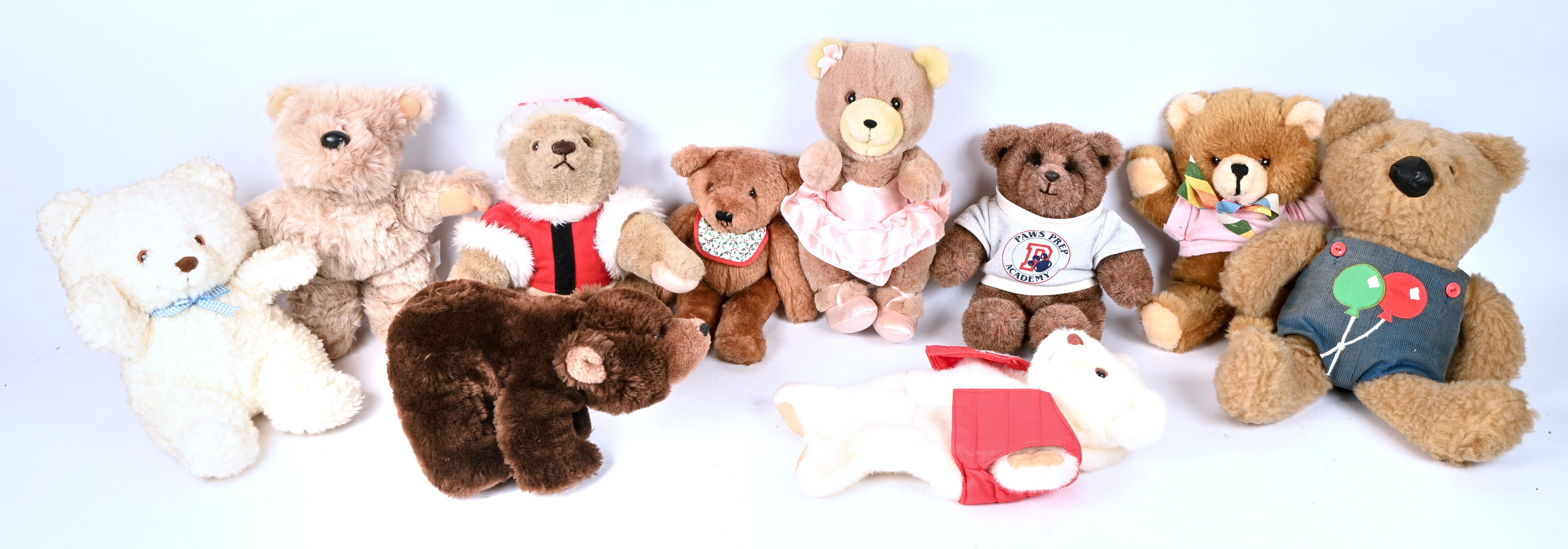 Tien knuffelberen, verschillende merken en afmetingen. ‘Bialosky’, 2 X ‘Gund’, 2 X ‘Dakin’, ‘Graphics International’, ‘Wallace Berrie & Co.’, ‘Sakowitz’, ‘Bo-Bo bear’ en één merkloos Tien knuffelberen, verschillende merken en afmetingen. ‘Bialosky’, 2 X ‘Gund’, 2 X ‘Dakin’, ‘Graphics International’, ‘Wallace Berrie & Co.’, ‘Sakowitz’, ‘Bo-Bo bear’ en één merkloos.