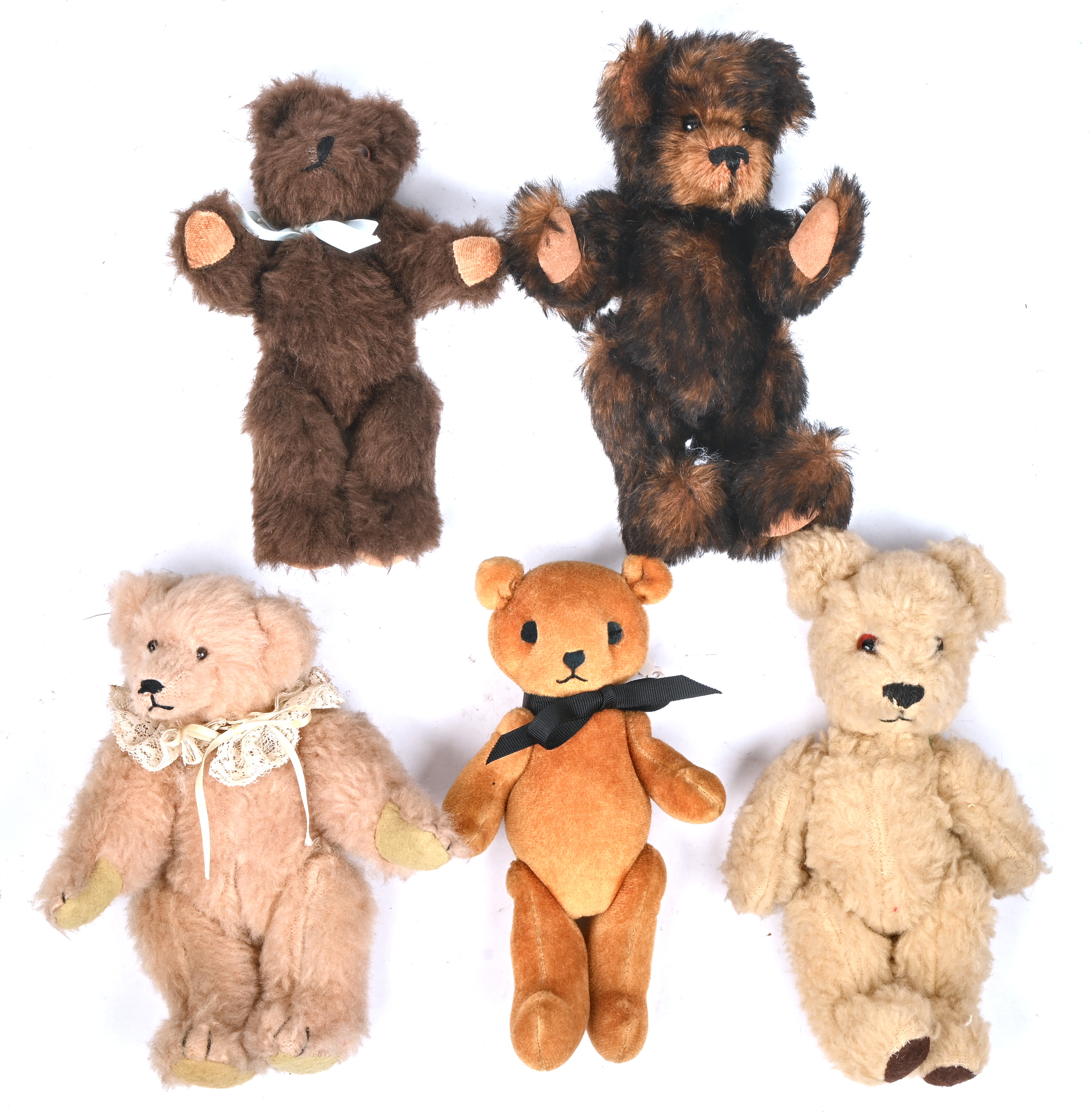 Vijf kleine knuffelberen in retro stijl, verschillende merken en afmetingen. ‘Jeannie Becker’, ‘Classic creations’, ‘Connie Roark’, Crannie Toys’ en één merkloos Vijf kleine knuffelberen in retro stijl, verschillende merken en afmetingen. ‘Jeannie Becker’, ‘Classic creations’, ‘Connie Roark’, Crannie Toys’ en één merkloos.