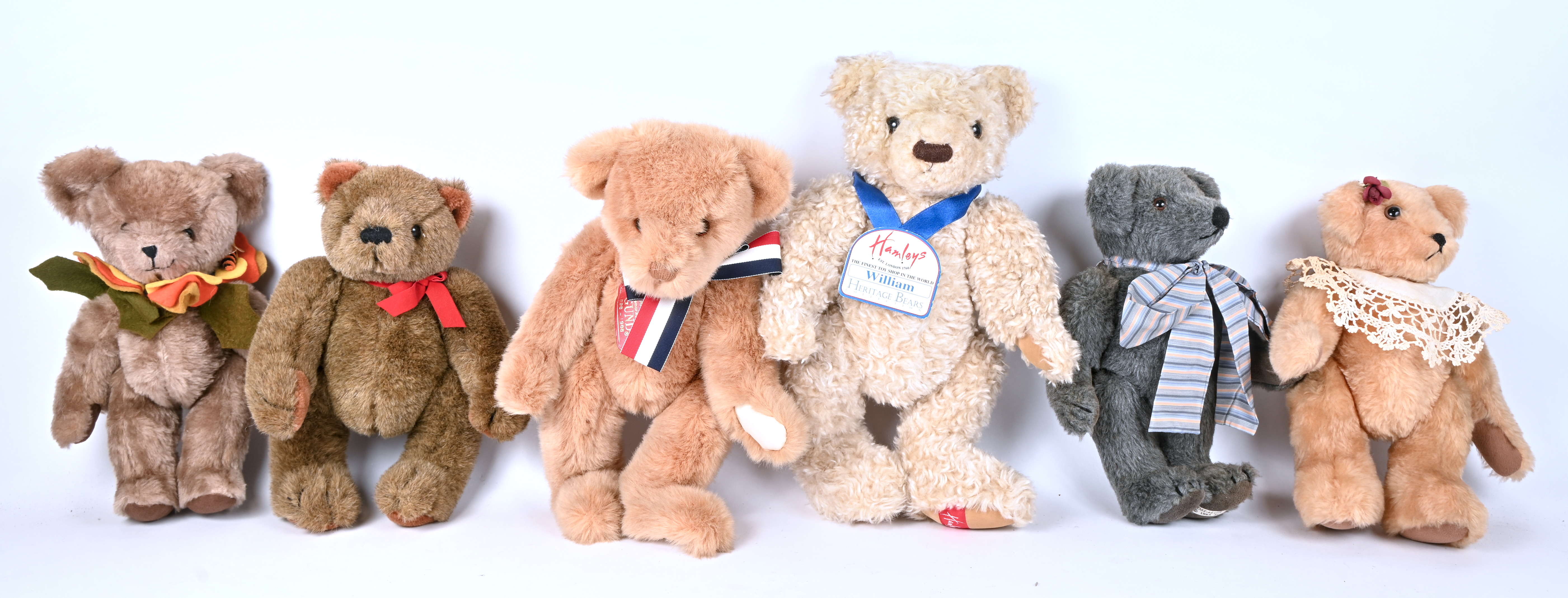 Zes knuffelberen, verschillende merken en afmetingen. ‘Wooley Bear Cottage by Pamela Wooley’, ‘Trunkful O’ Teddies’, ‘Hamleys London’, ‘Gund’, ‘Nostalgic Bears by Sue Foskey’ en ‘Gund Collector’s Classic’ Zes knuffelberen, verschillende merken en afmetingen. ‘Wooley Bear Cottage by Pamela Wooley’, ‘Trunkful O’ Teddies’, ‘Hamleys London’, ‘Gund’, ‘Nostalgic Bears by Sue Foskey’ en ‘Gund Collector’s Classic’.