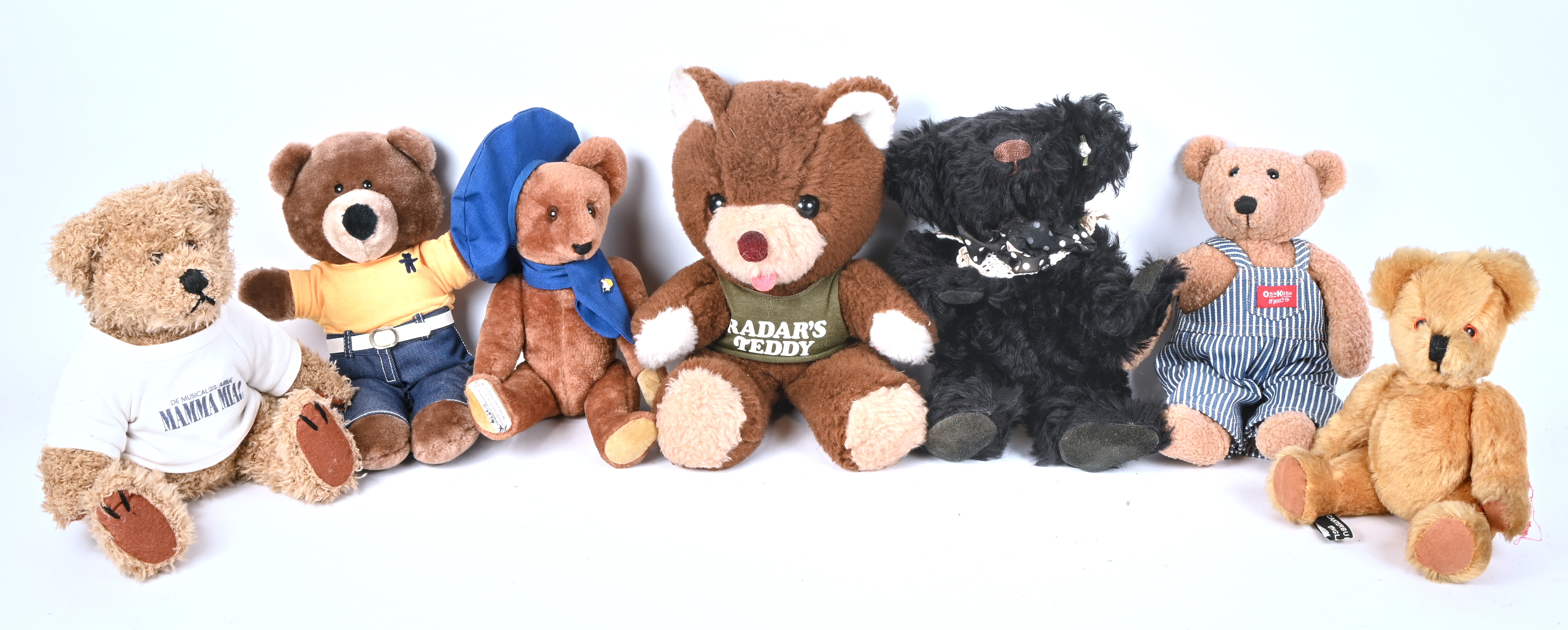 Zeven knuffelberen, verschillende merken en afmetingen. ‘Canterburry Bears’, ‘California stuffed Toys’, ‘JSK for Mama Mia! de musical’, ‘Louisiana Bear Company’, ‘Eden Toys for Osh Kosh’ en twee merkloos Zeven knuffelberen, verschillende merken en afmetingen. ‘Canterburry Bears’, ‘California stuffed Toys’, ‘JSK for Mama Mia! de musical’, ‘Louisiana Bear Company’, ‘Eden Toys for Osh Kosh’ en twee merkloos.